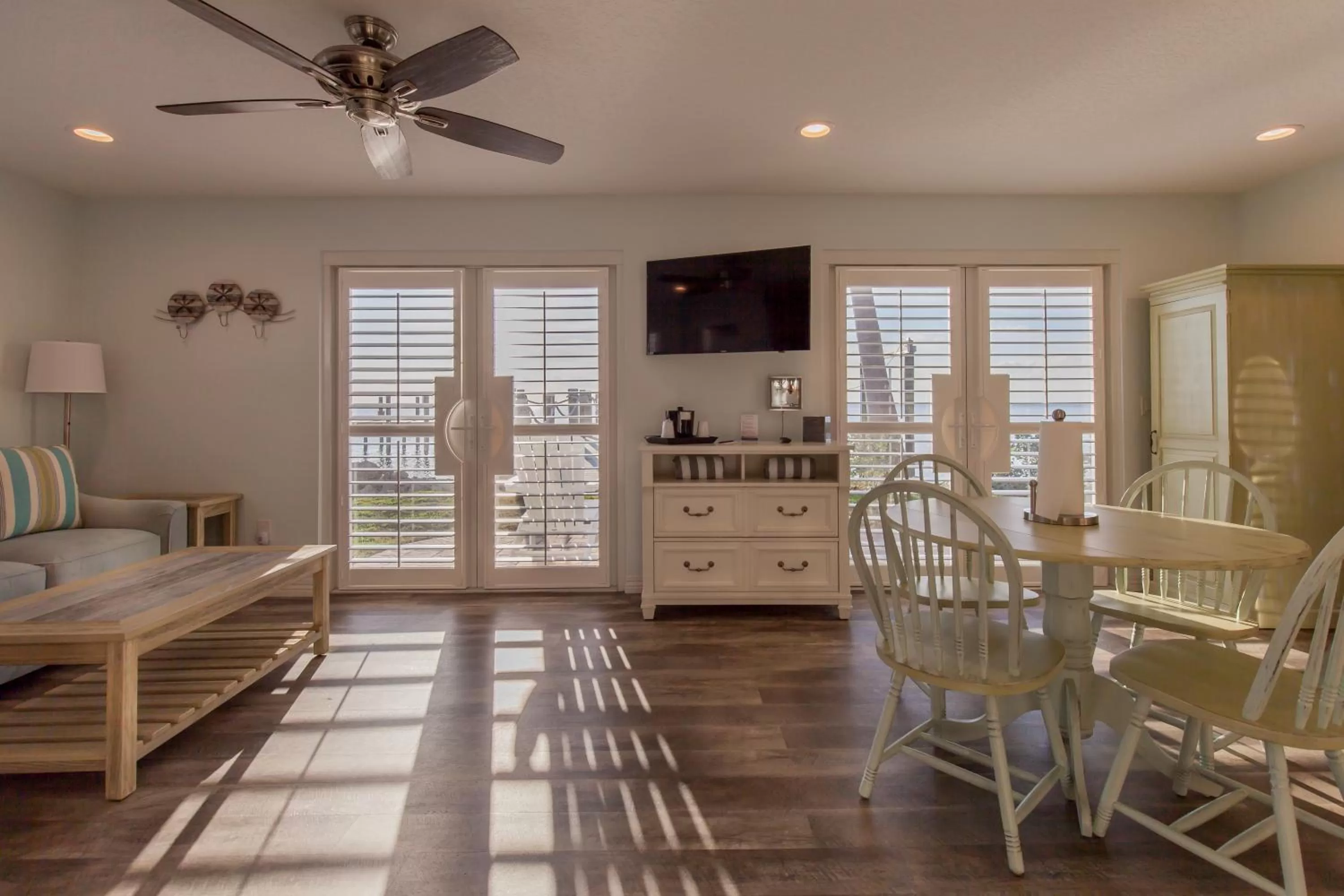 Dining Area in Lost Inn Paradise