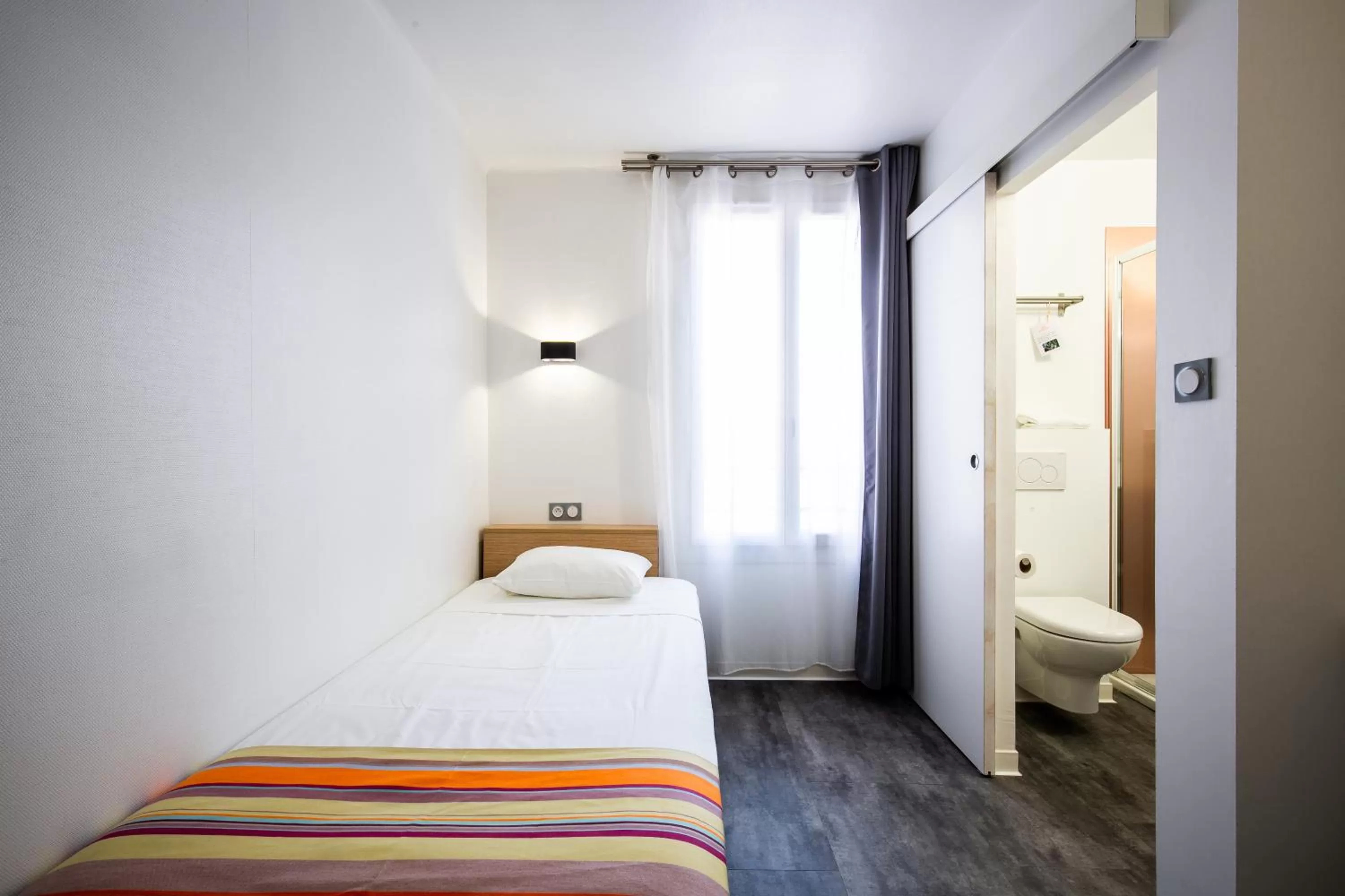 Bedroom, Bed in Hôtel PB - Paris-Barcelone