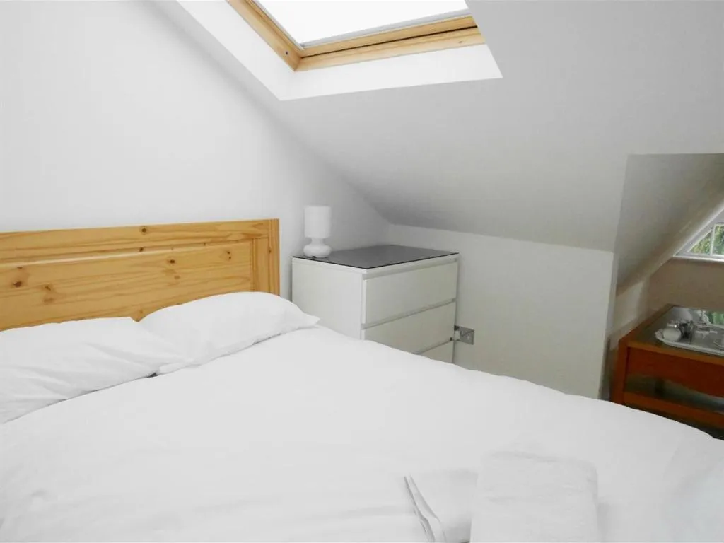 Bedroom, Bed in Kew Studios and Rooms