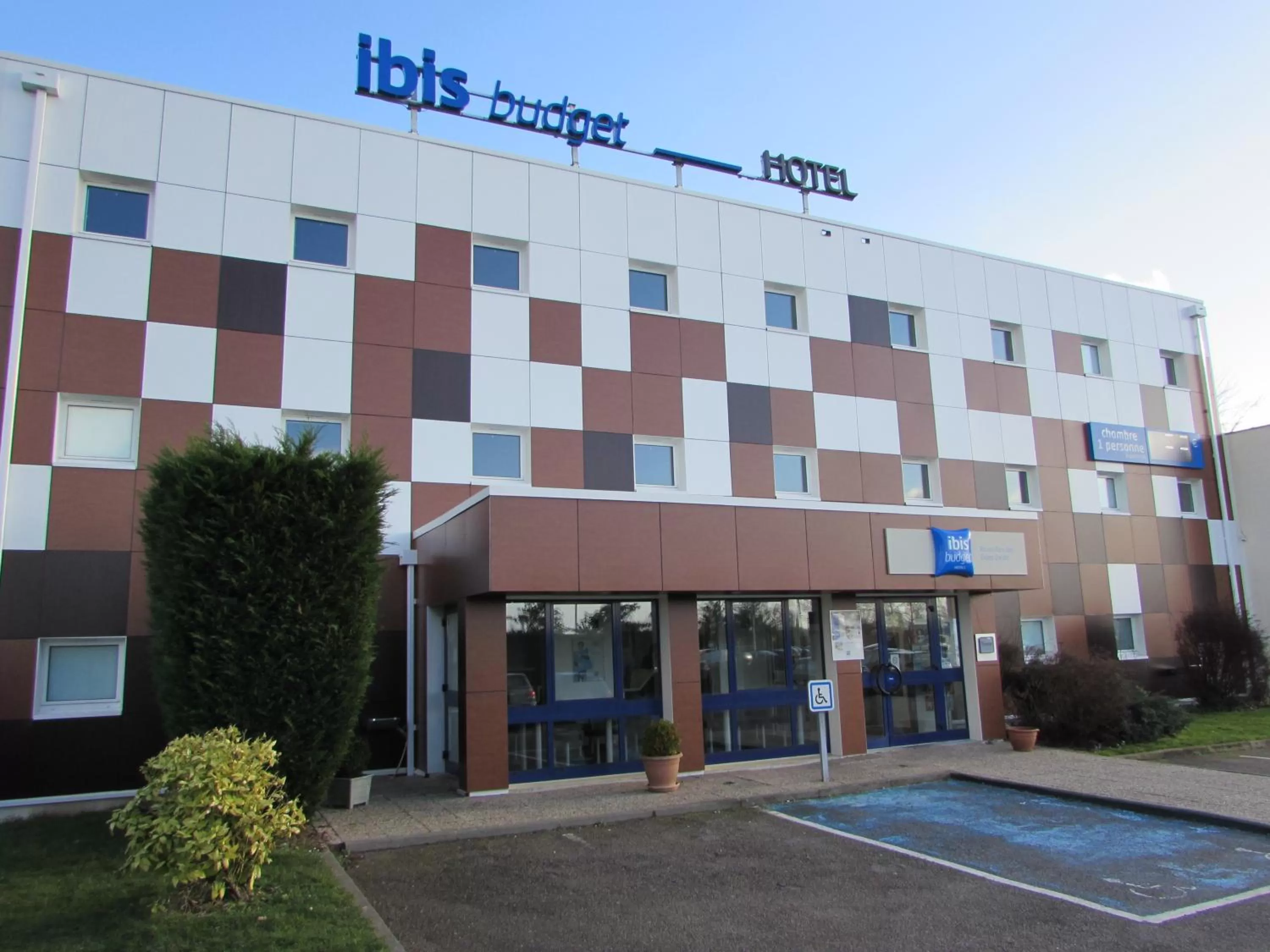Facade/entrance in ibis budget Rouen Parc des Expos Zenith