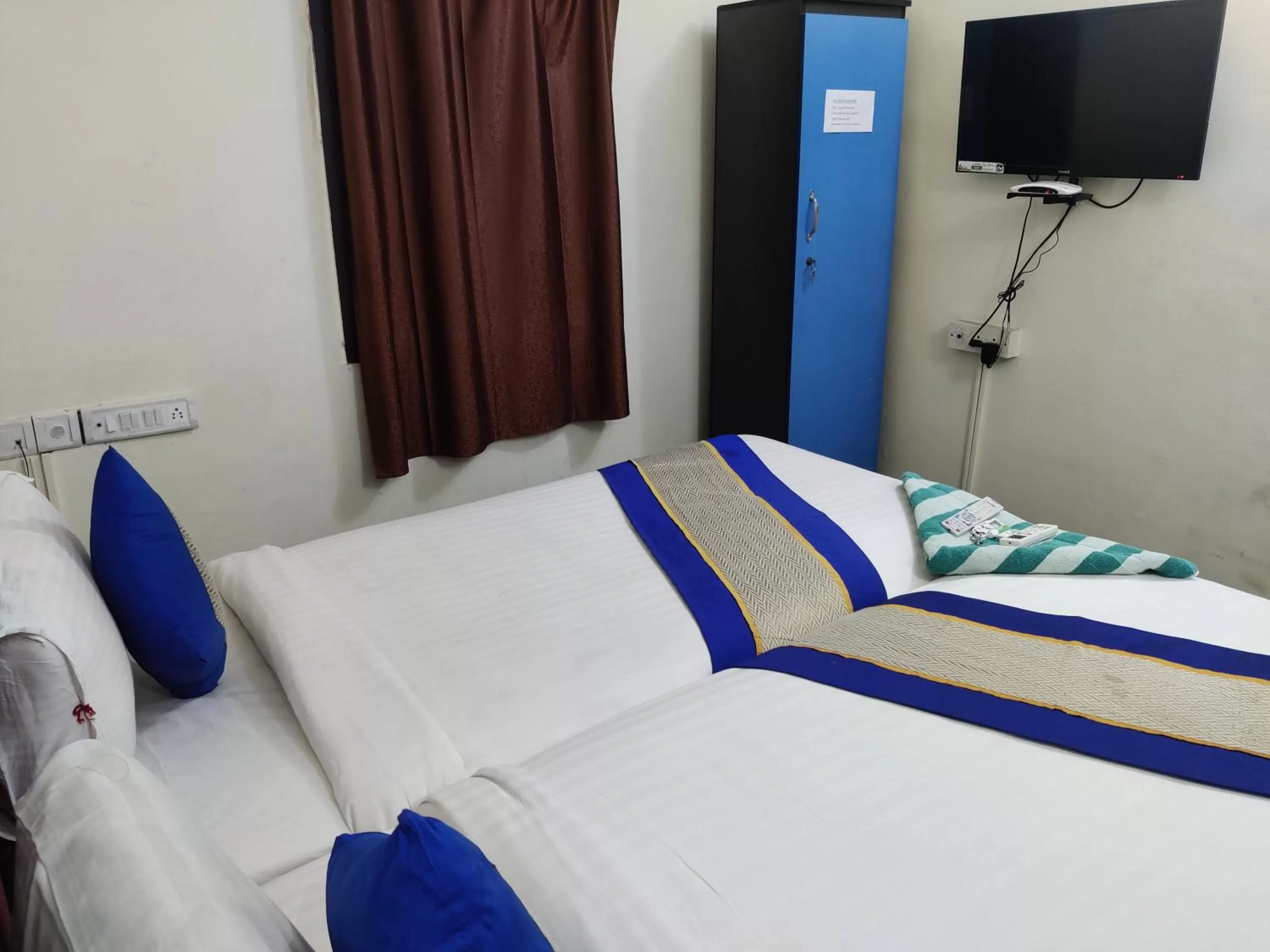 TV and multimedia, Bed in The Dolphin Park Hotel, Virugambakkam