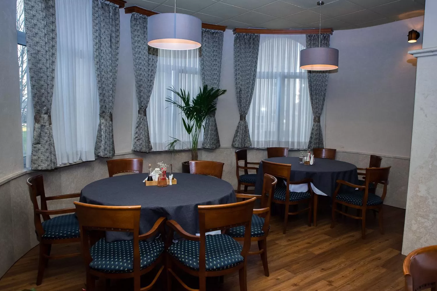 Restaurant/places to eat in Hotel Hum