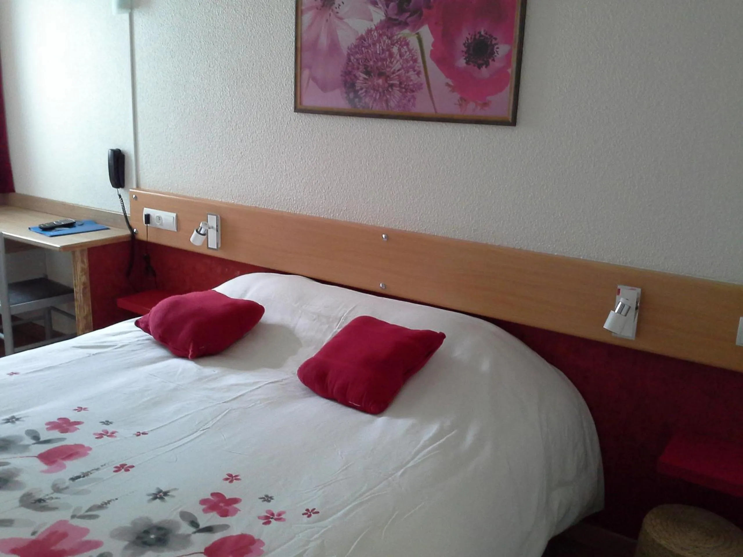 Photo of the whole room, Bed in Contact Hôtel Come Inn