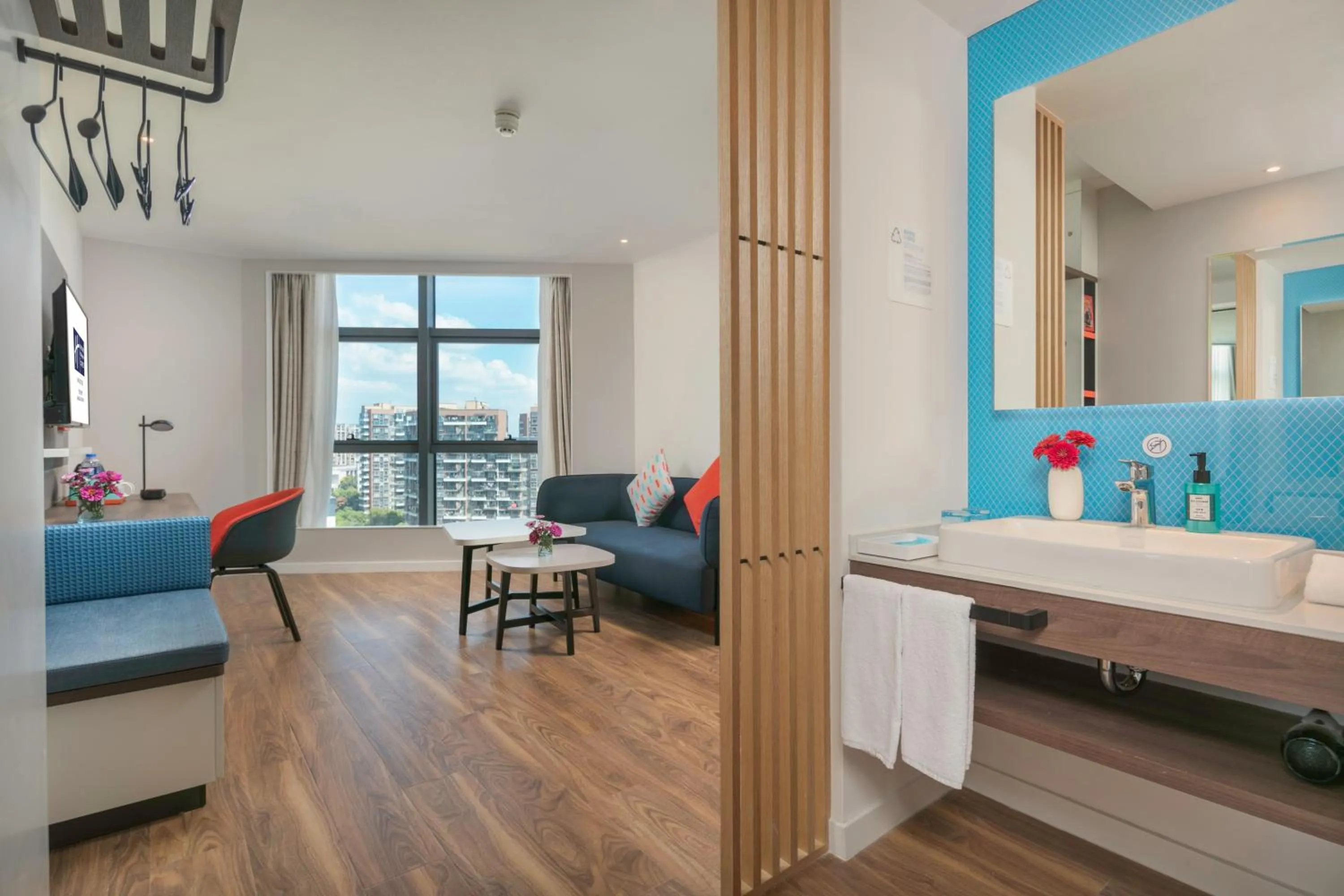 Photo of the whole room, Bed in Holiday Inn Express Hangzhou Jiuzhou by IHG