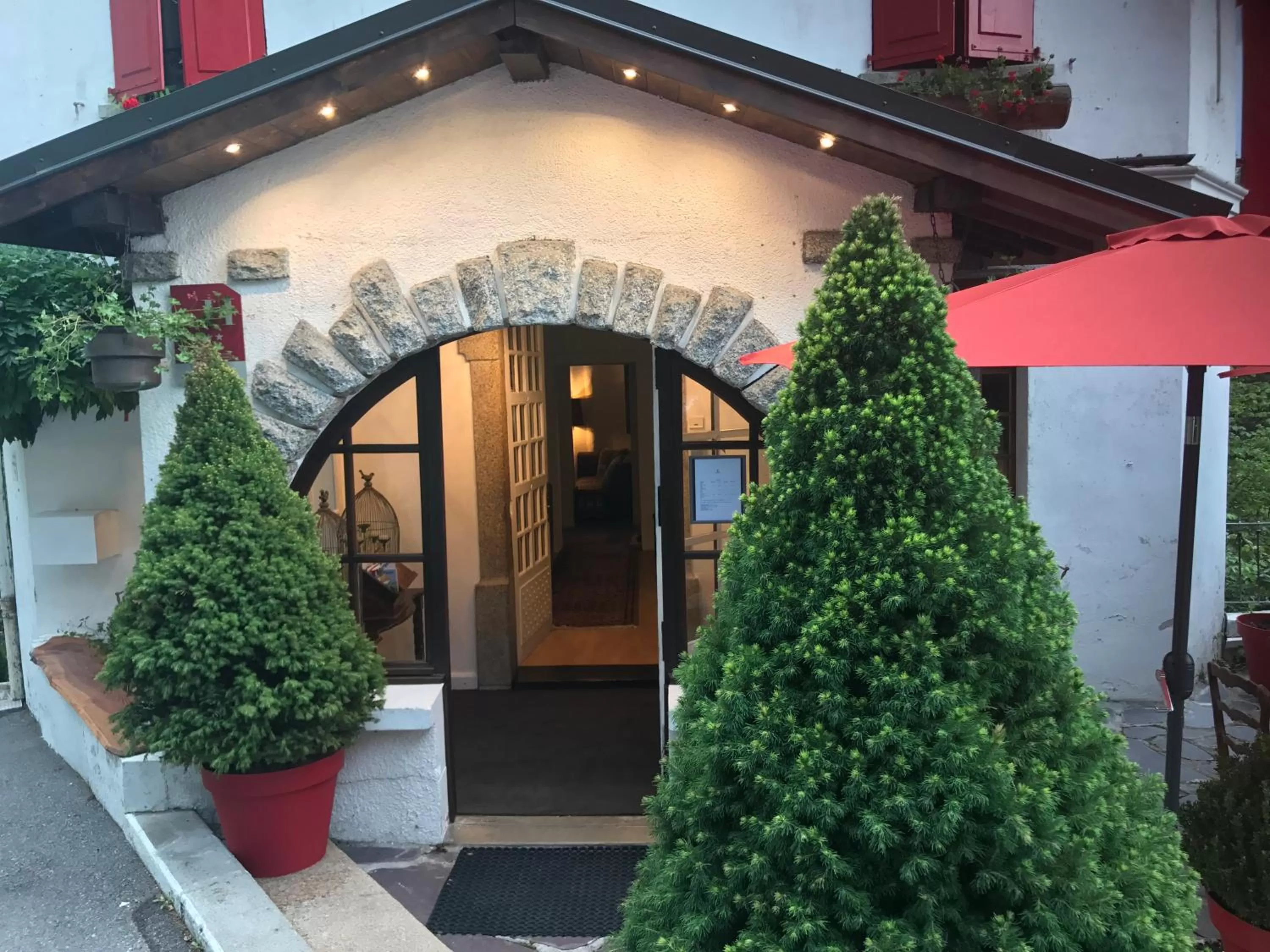 Facade/entrance in Coeur des Neiges