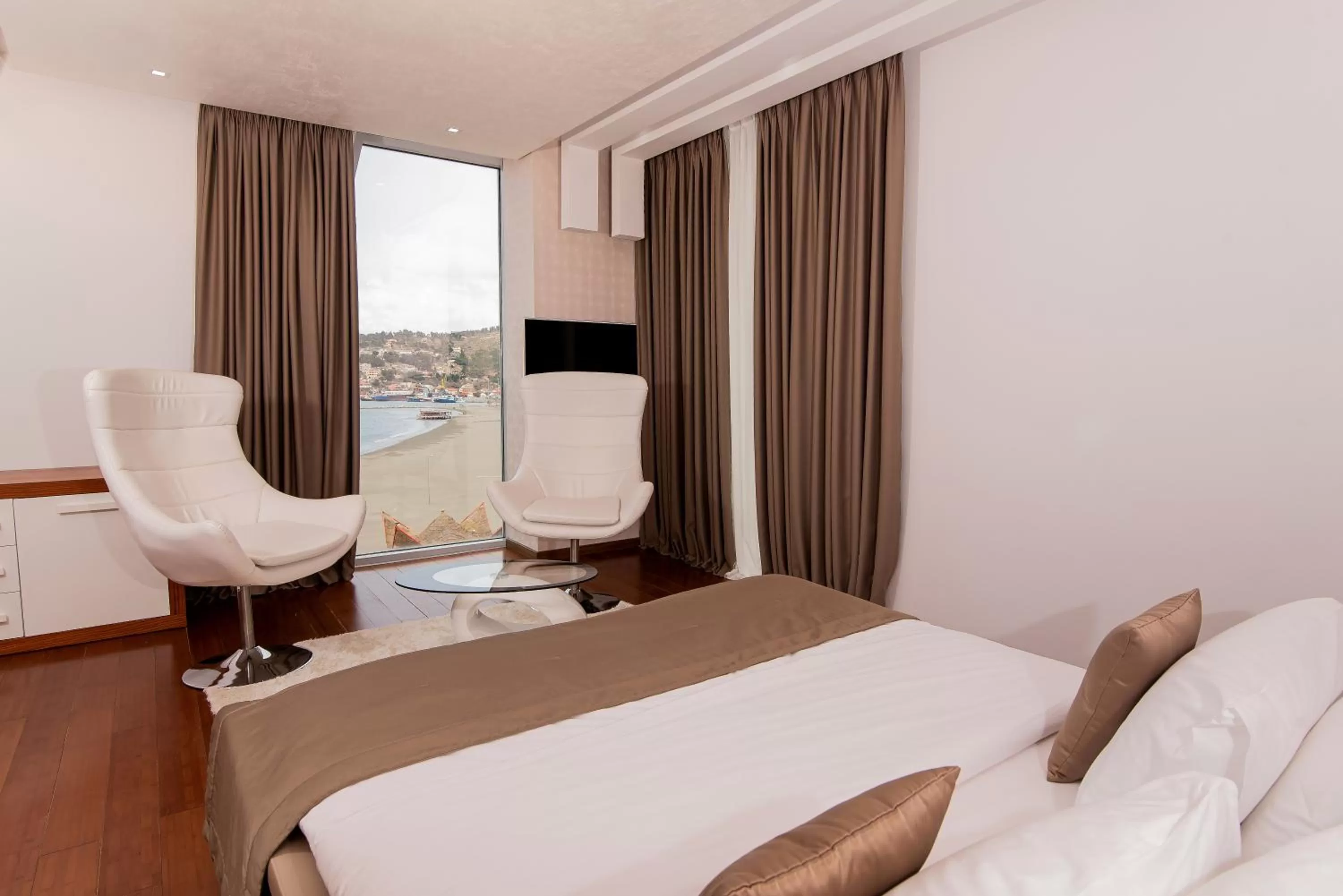 Photo of the whole room, Bed in Deluxe & Executive SPA by Rafaelo