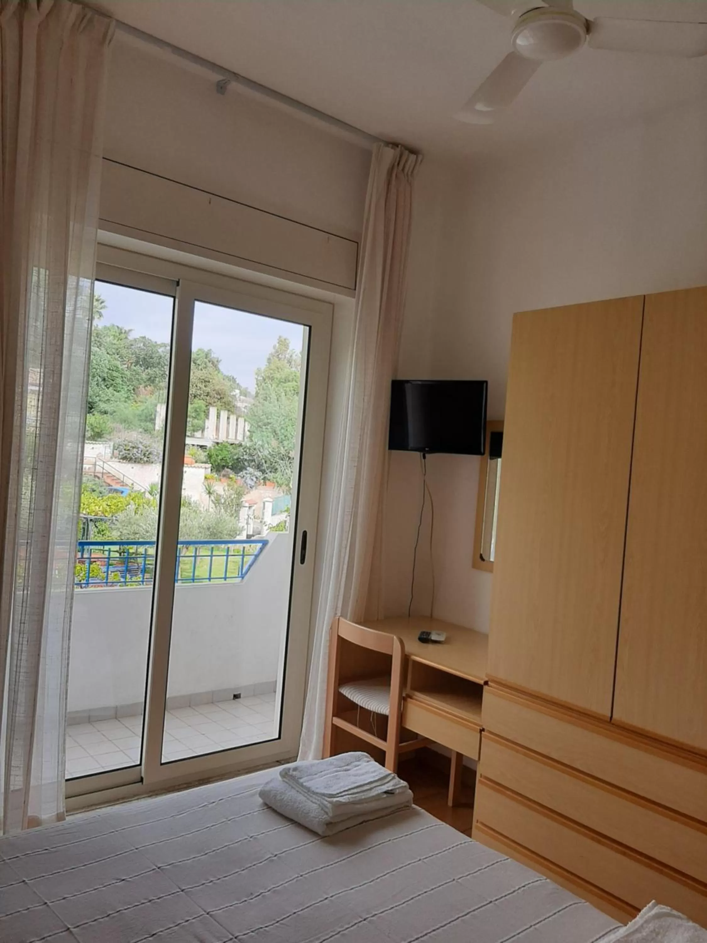 Balcony/Terrace, Bed in Hotel Conca d'Oro