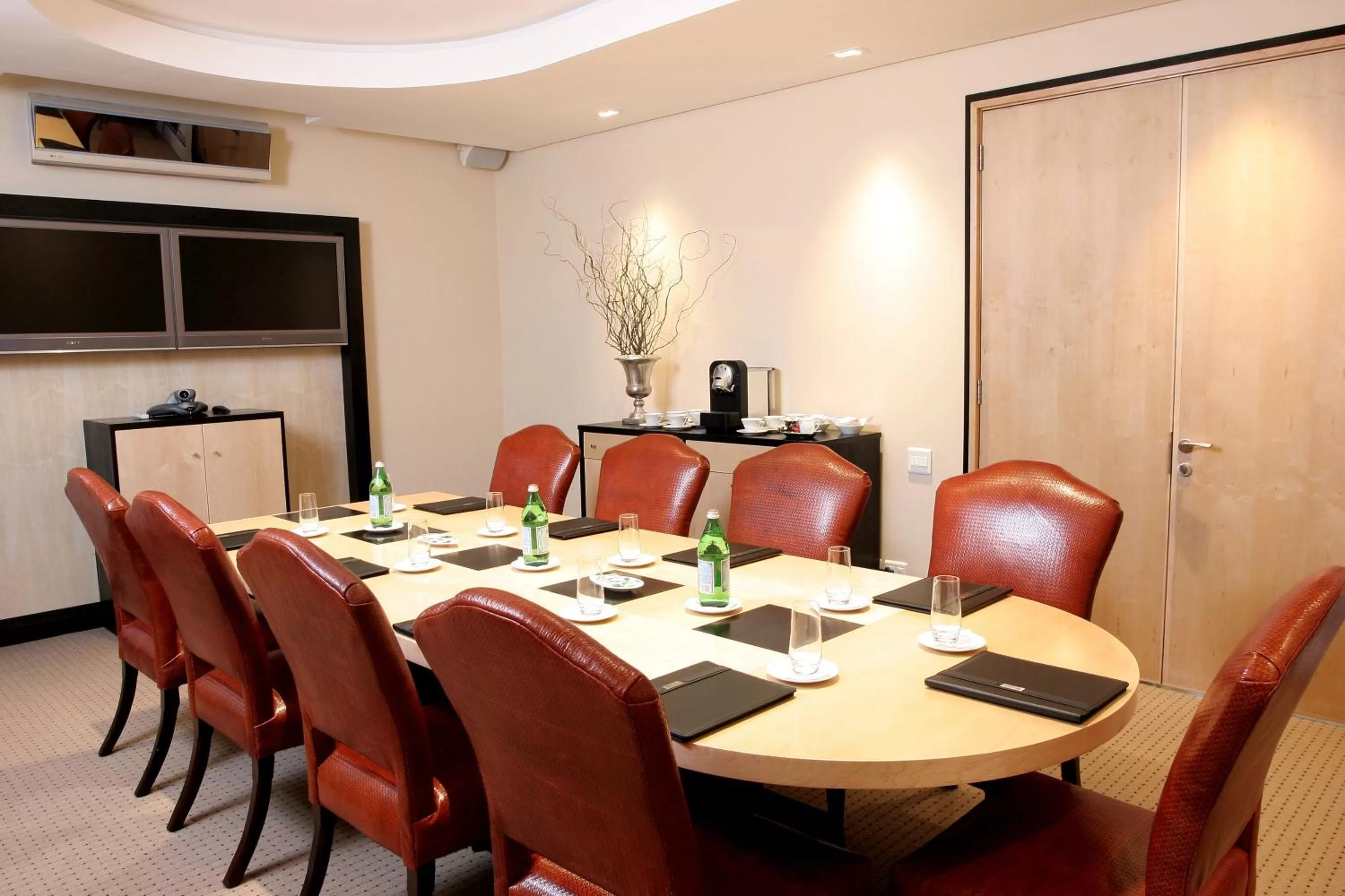 Business facilities in No5 Boutique Art Hotel by Mantis