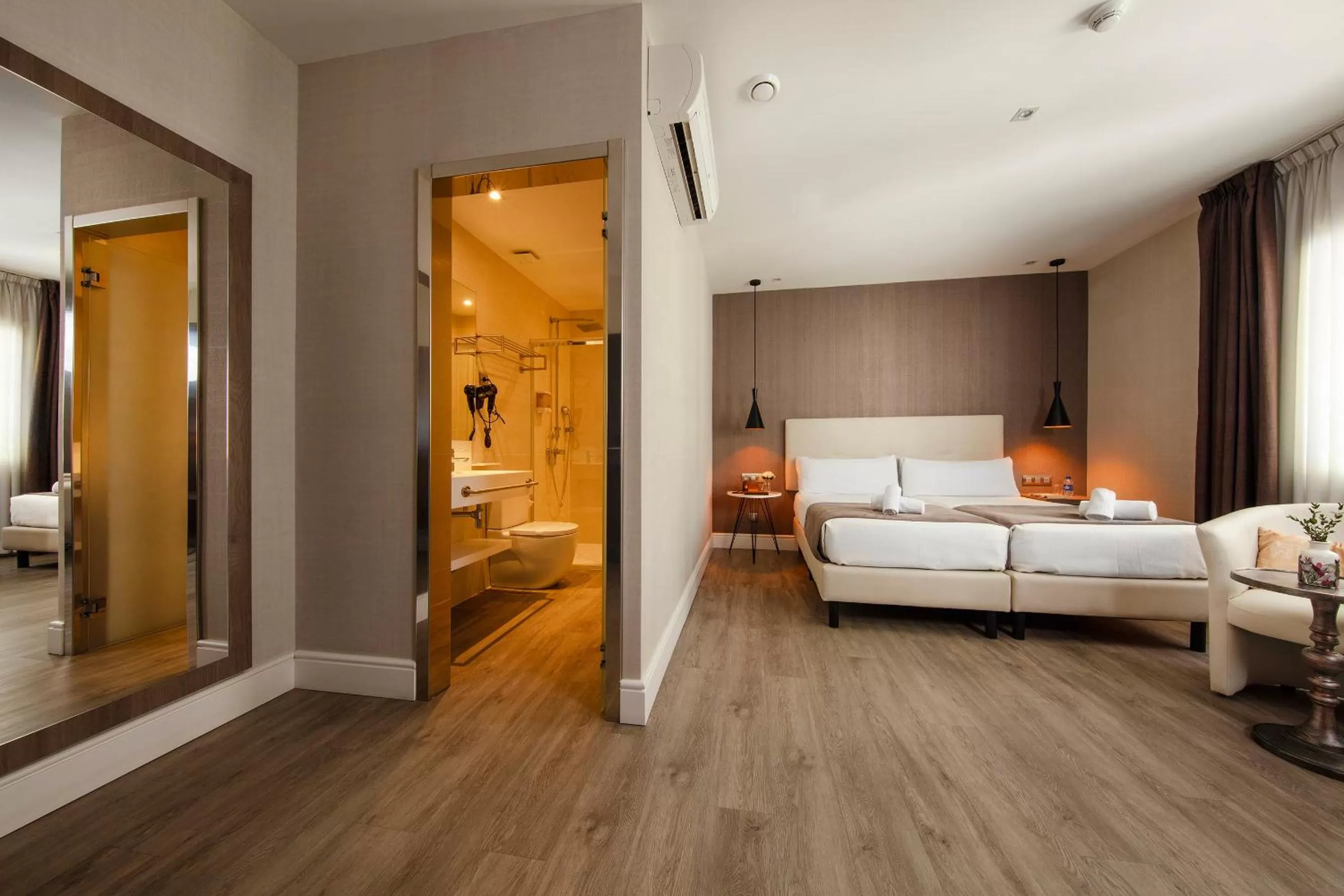 Photo of the whole room, Bed in Hotel Oasis