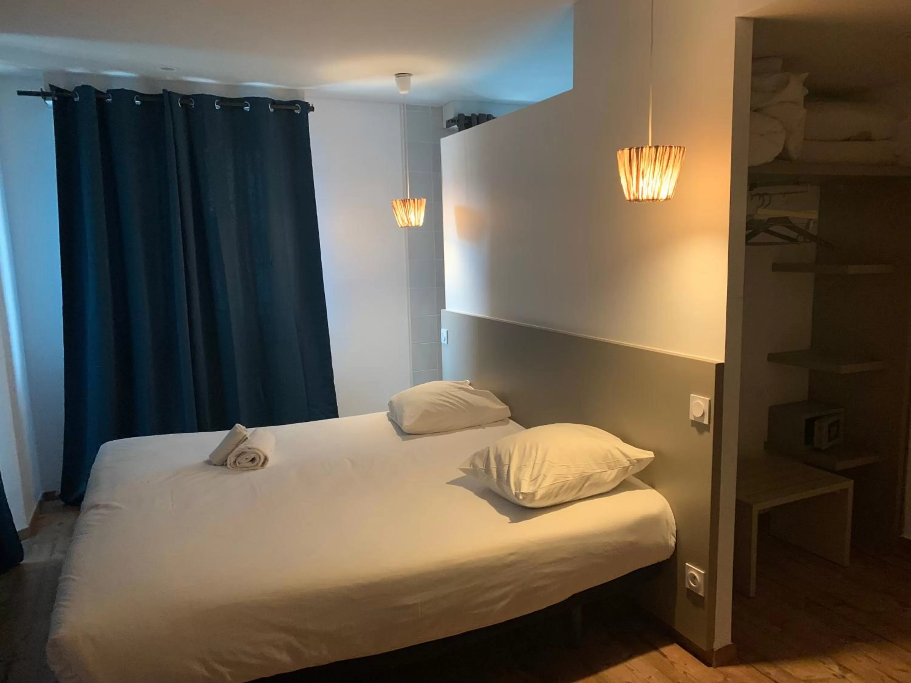 Property building, Bed in Hôtel Saint Roch Montpellier Centre
