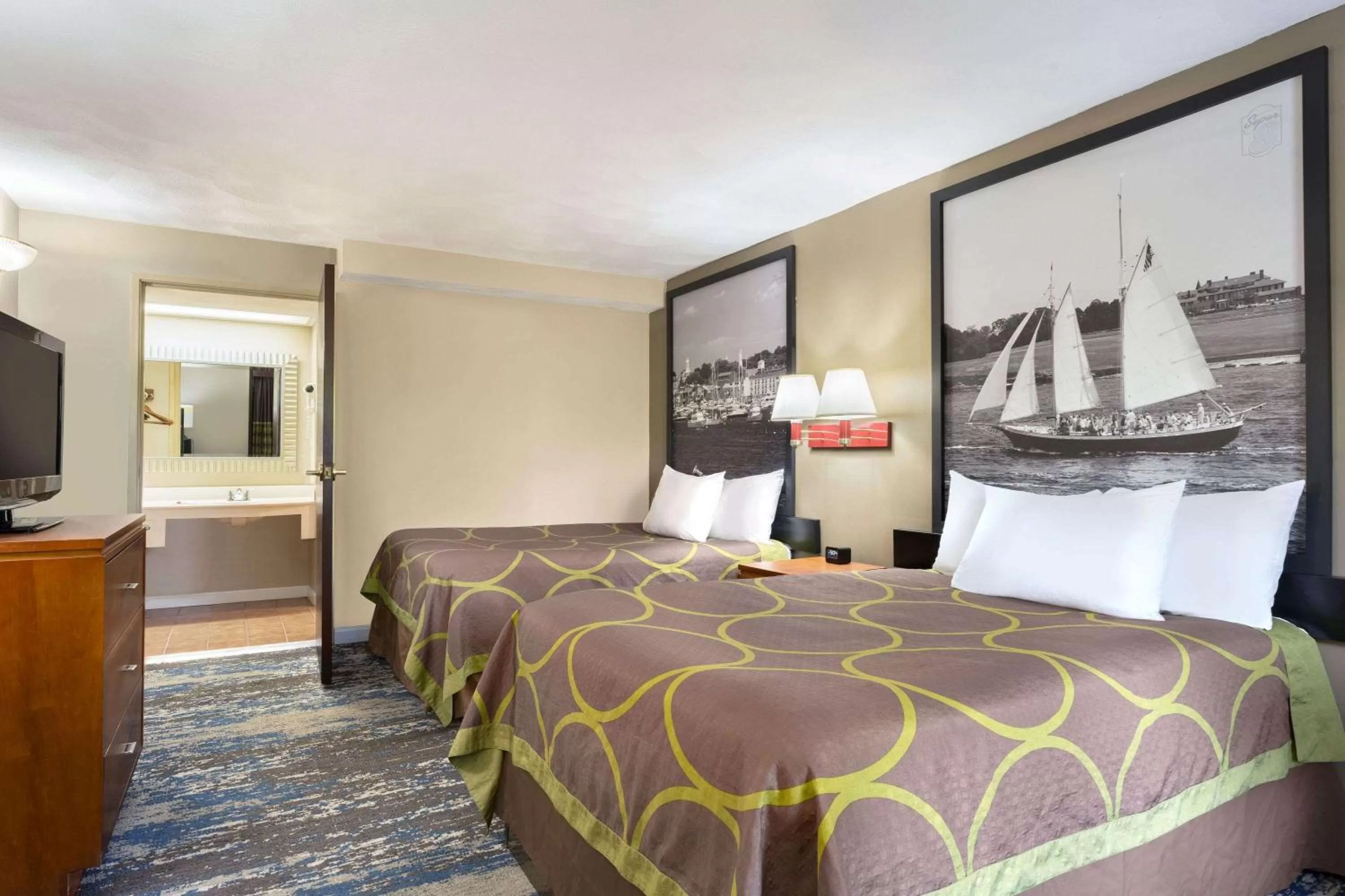 Photo of the whole room, Bed in Super 8 by Wyndham West Greenwich/Providence