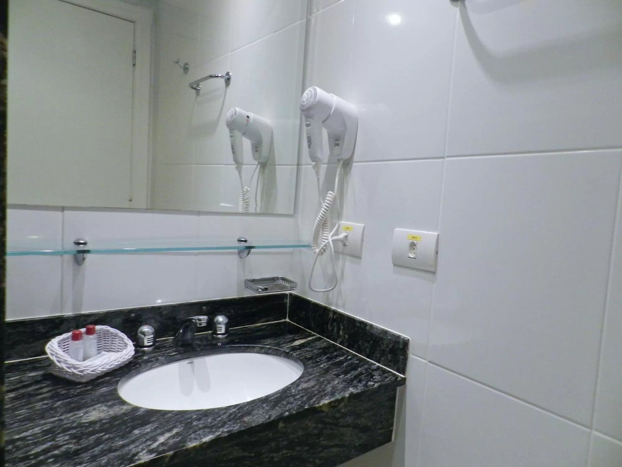 Bathroom in Dubai Macaé by Atlântica