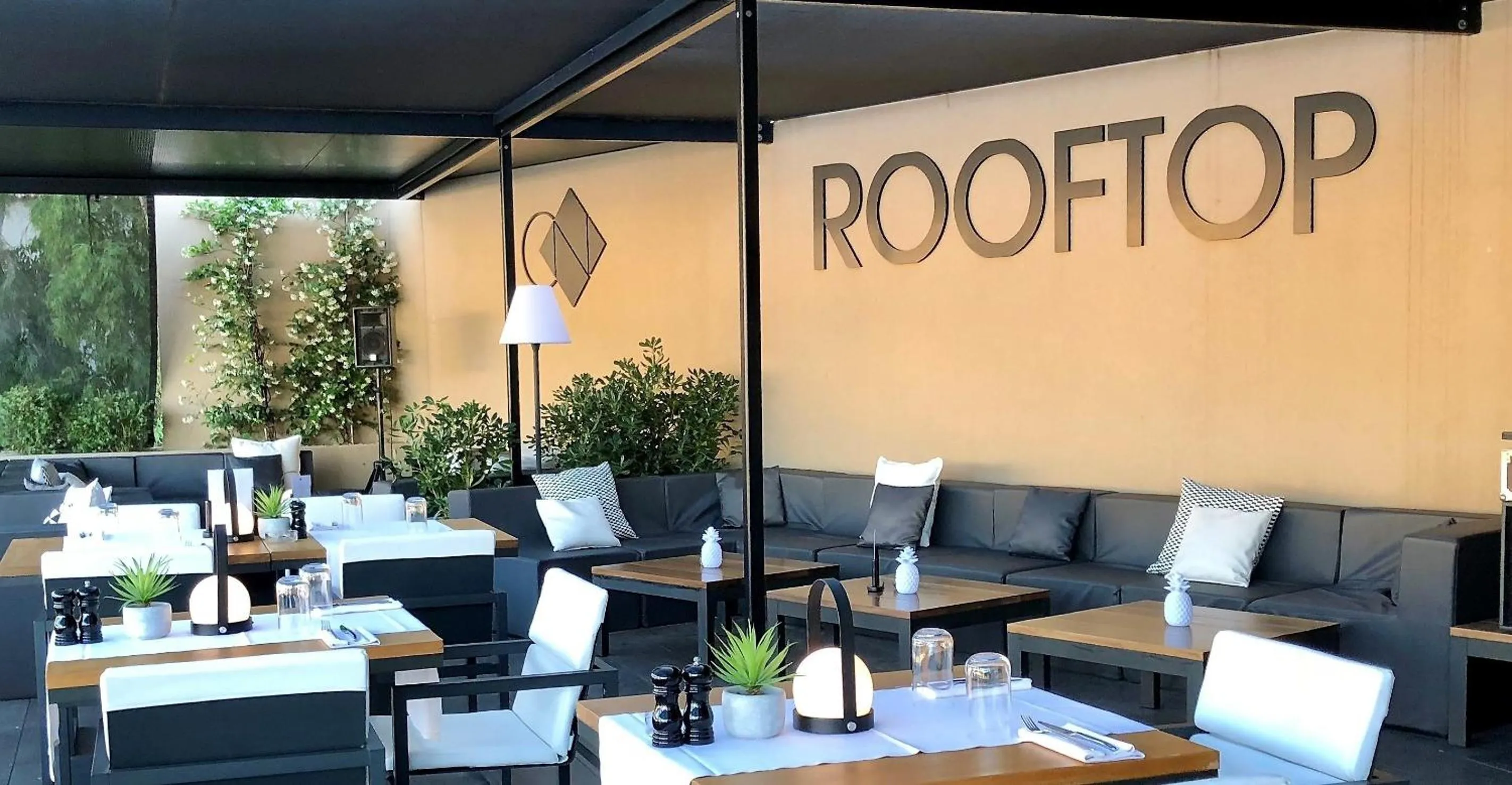 Restaurant/places to eat in Hotel Centre Nautique