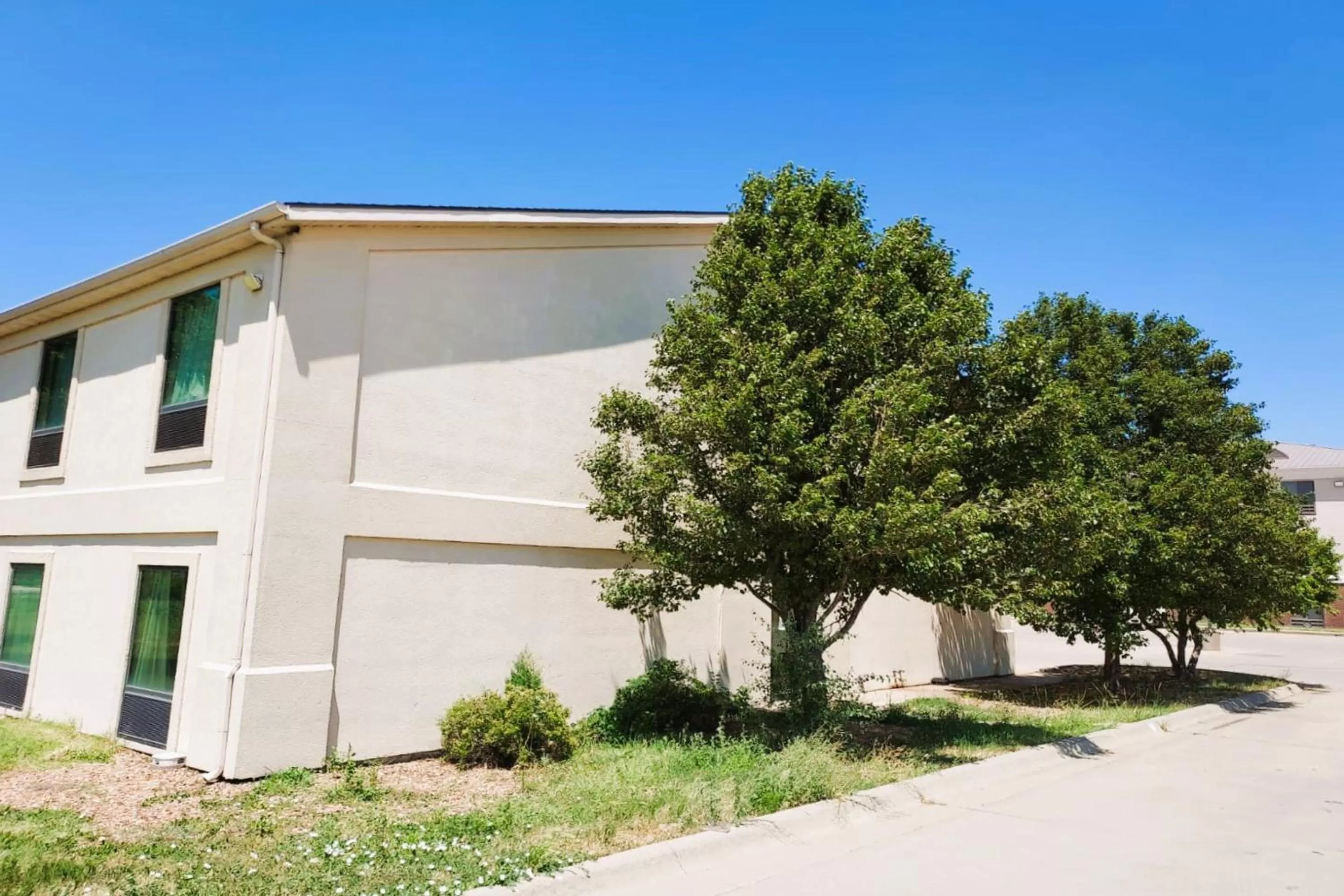 Facade/entrance, Property Building in McPherson Inn By OYO, I-135