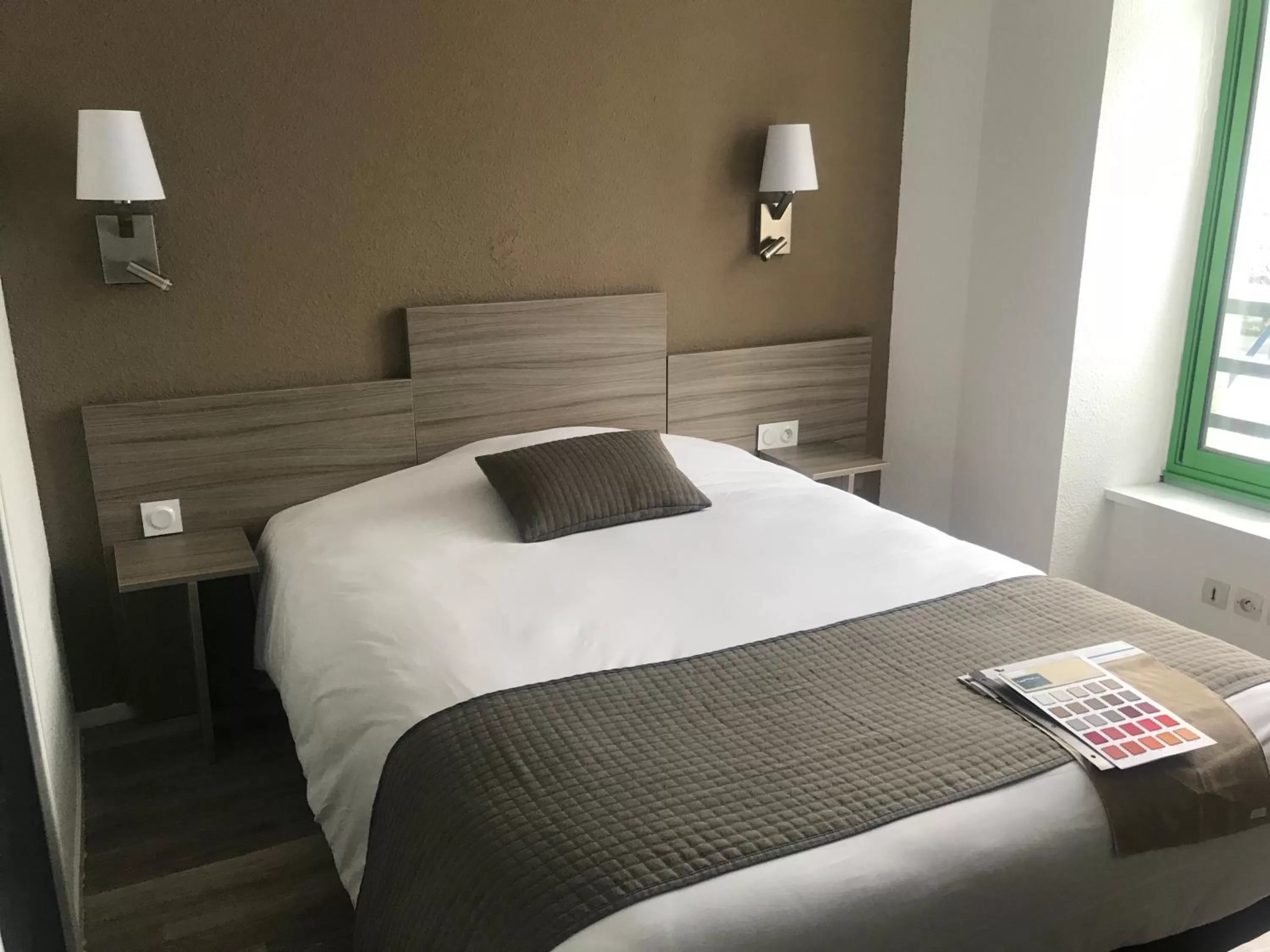 Photo of the whole room, Bed in Contact Hôtel du Champ de Mars de Saint-Brieuc