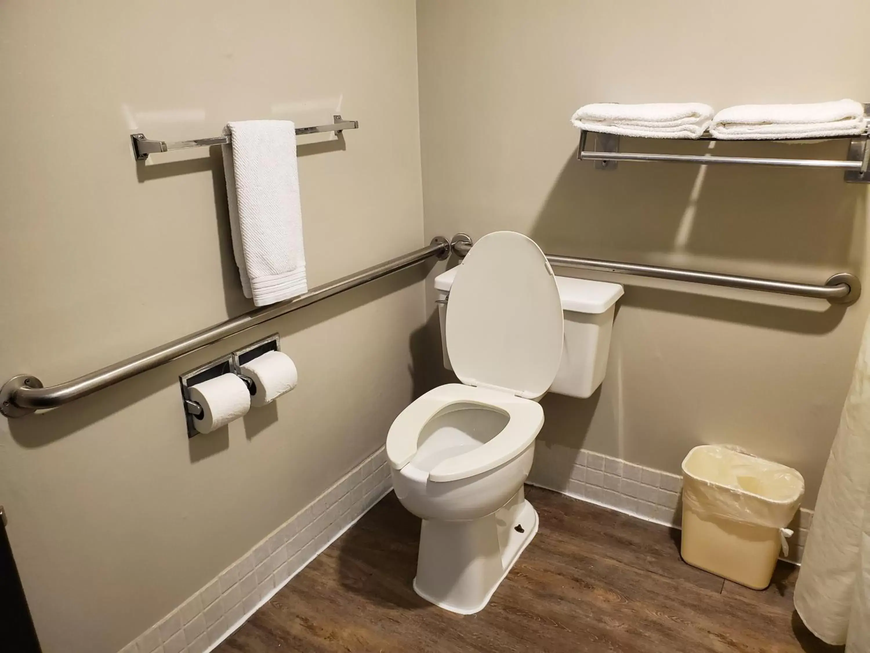 Queen Room - Handicap in Araamda Inn Queen Room - Handicap in Araamda Inn