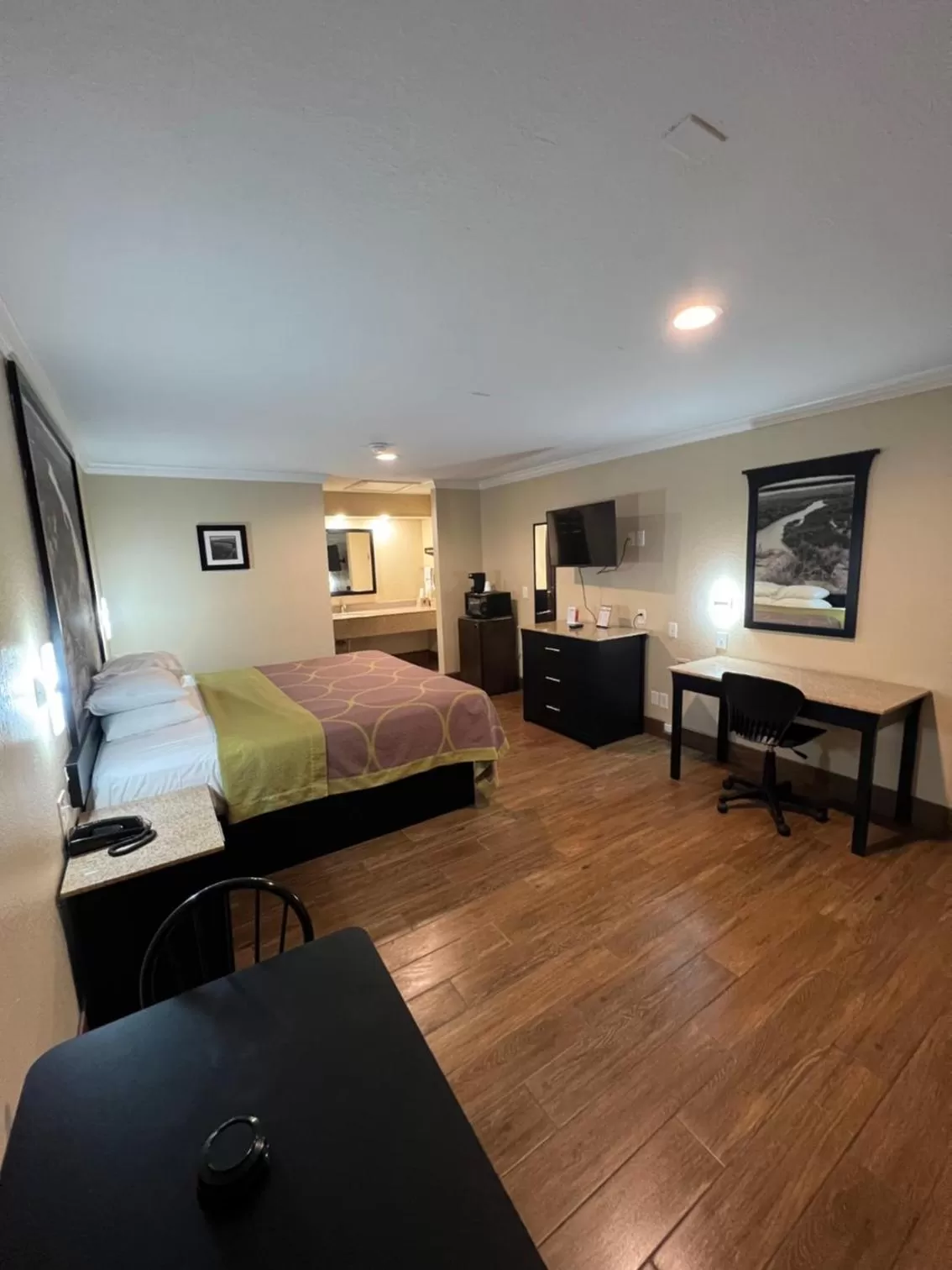 Photo of the whole room, Bed in Super 8 by Wyndham McAllen-Downtown-Airport-LA Plaza Mall