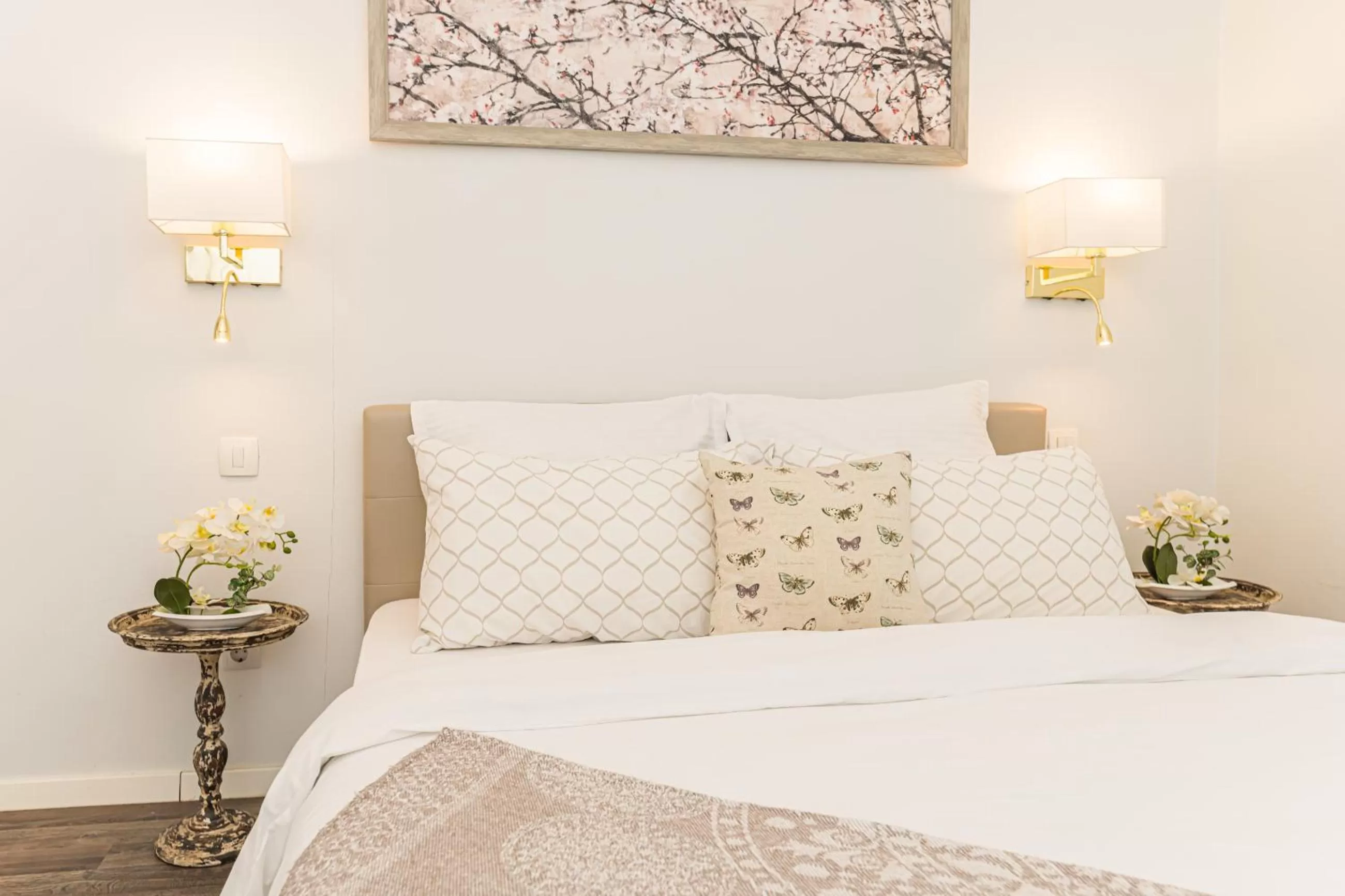 Bed in ALBERT RESIDENCE Brasov with complimentary parking and 10 percent Food and Drinks