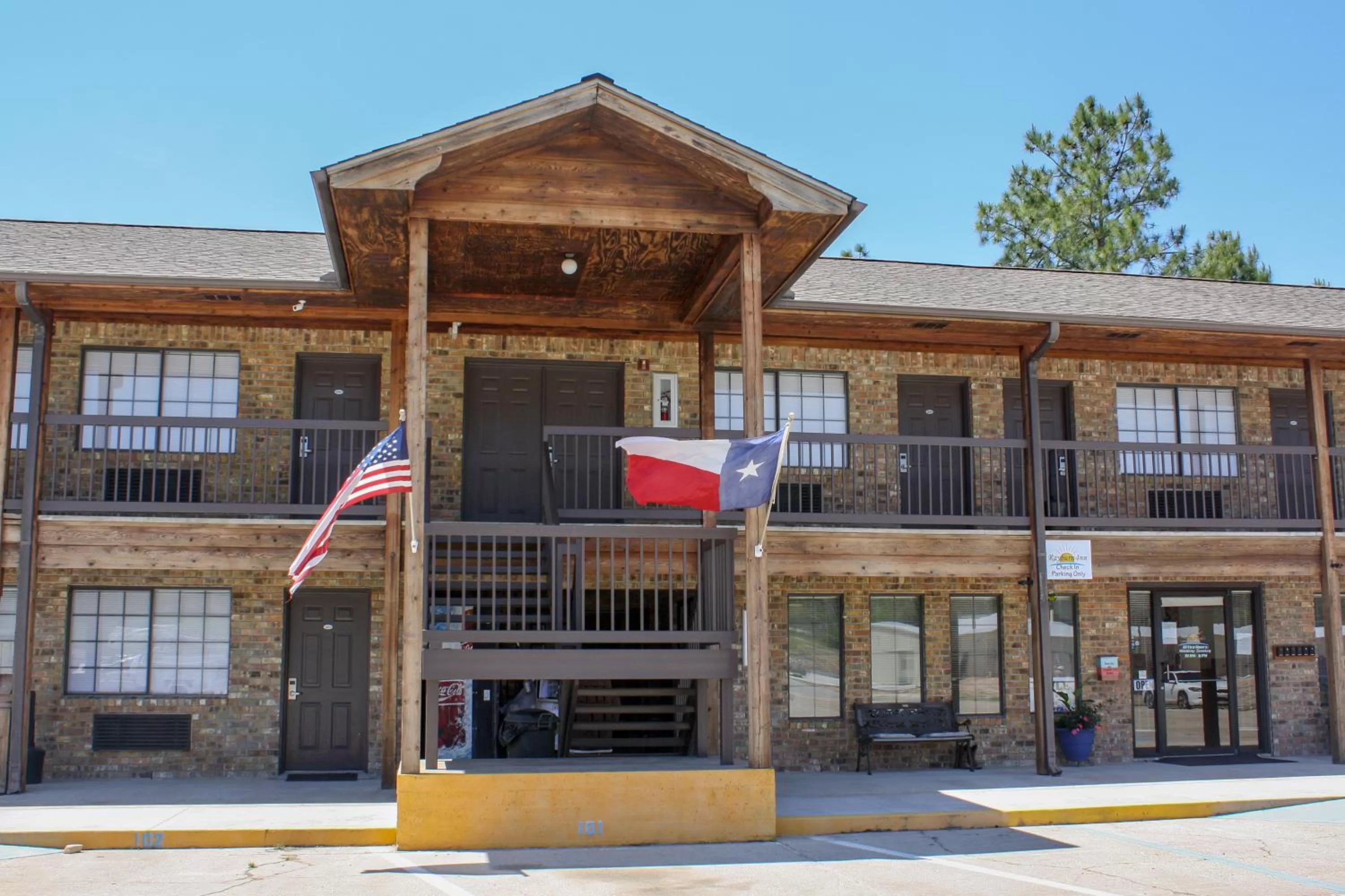 Facade/entrance, Property Building in Rayburn Inn