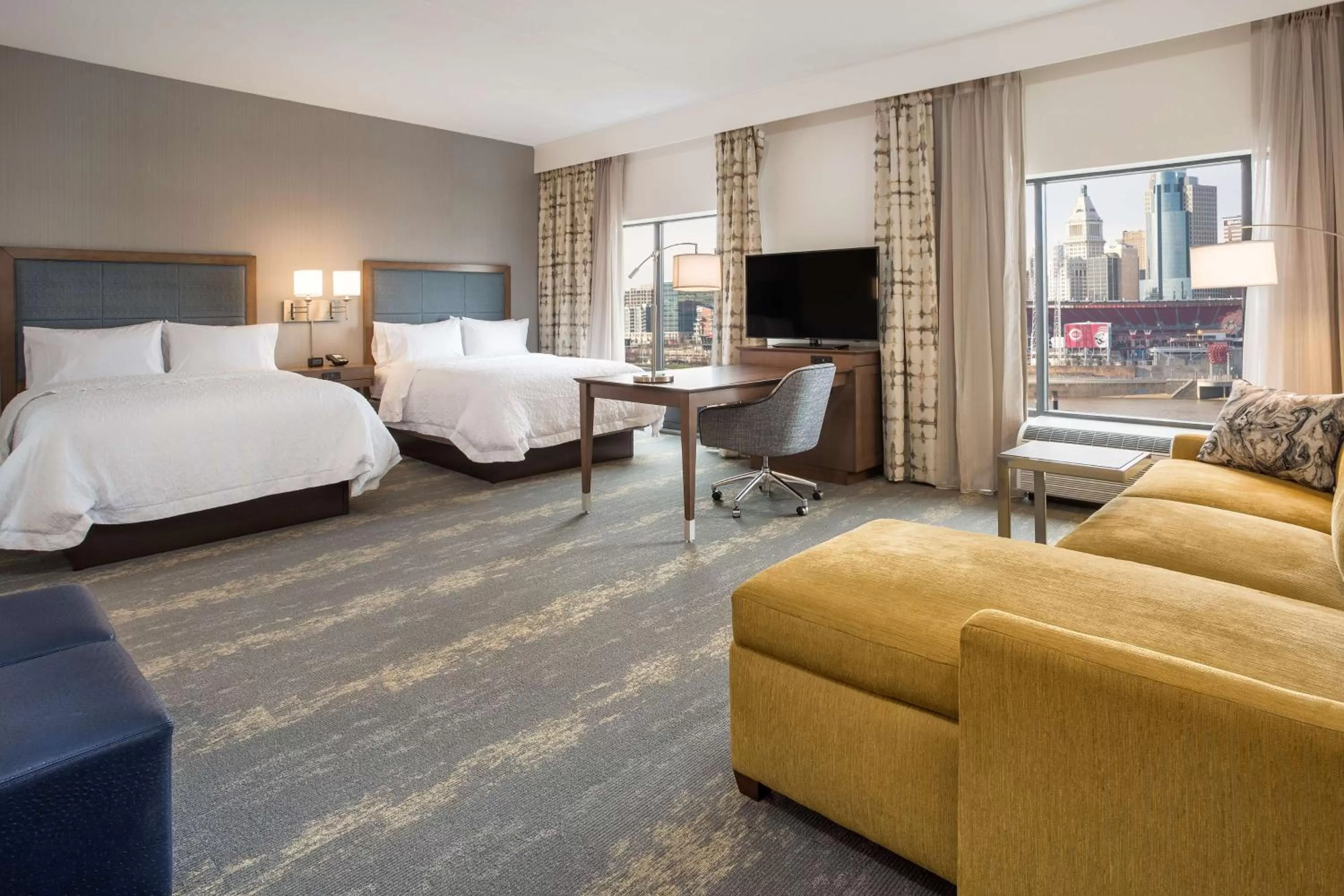 Bed in Hampton Inn & Suites Newport/Cincinnati, KY