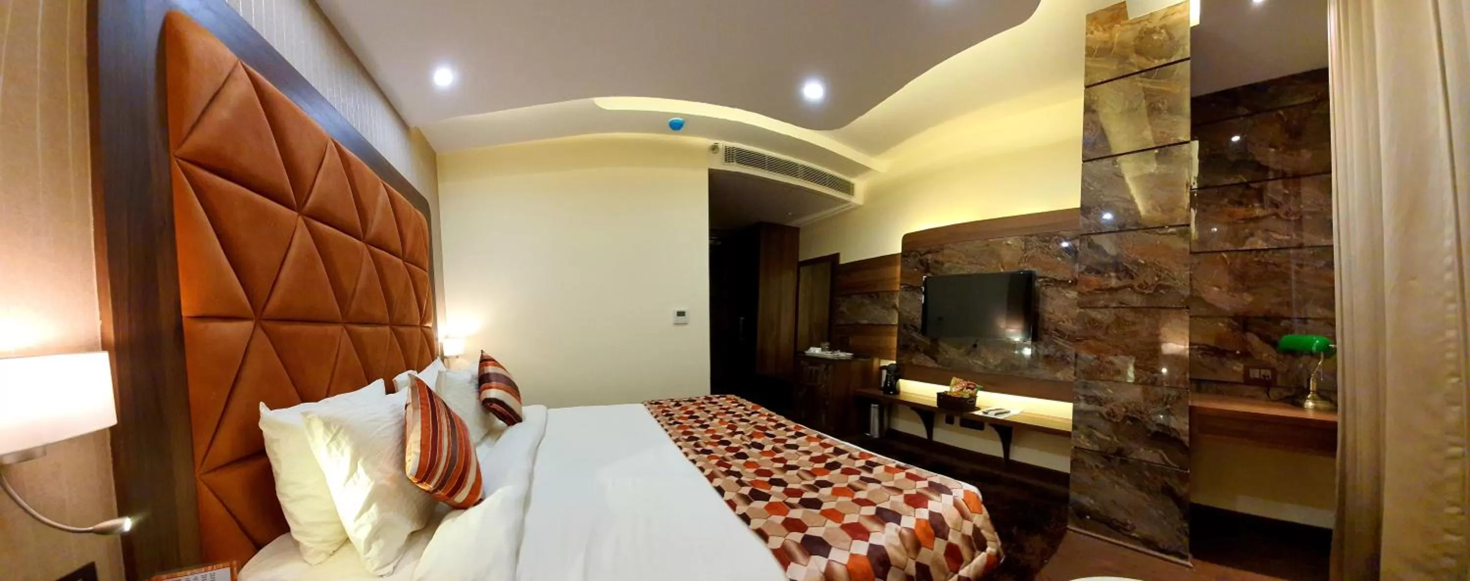 Bed in Hotel Makhan Residency