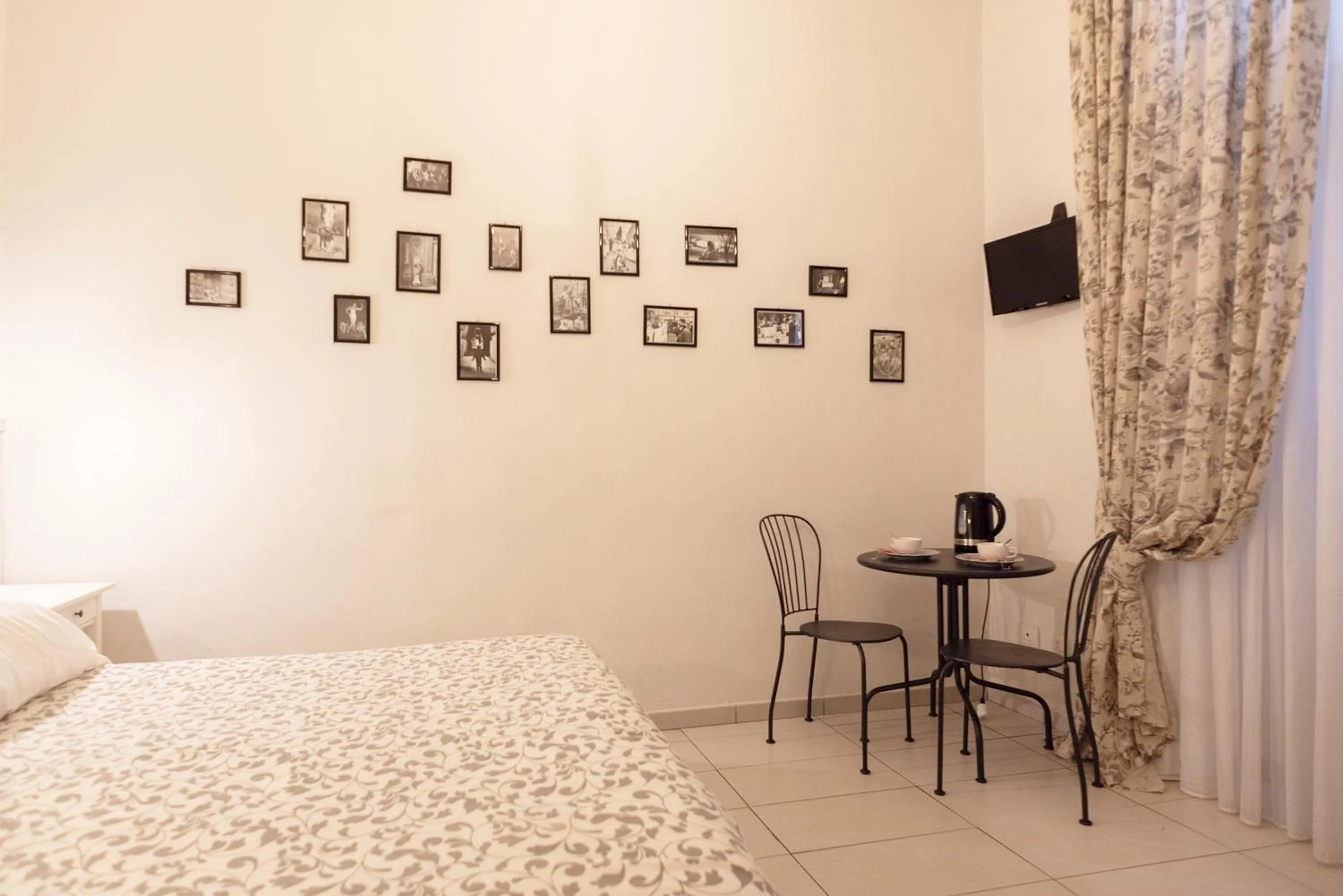 Photo of the whole room, Bed in B&B Dei Decumani