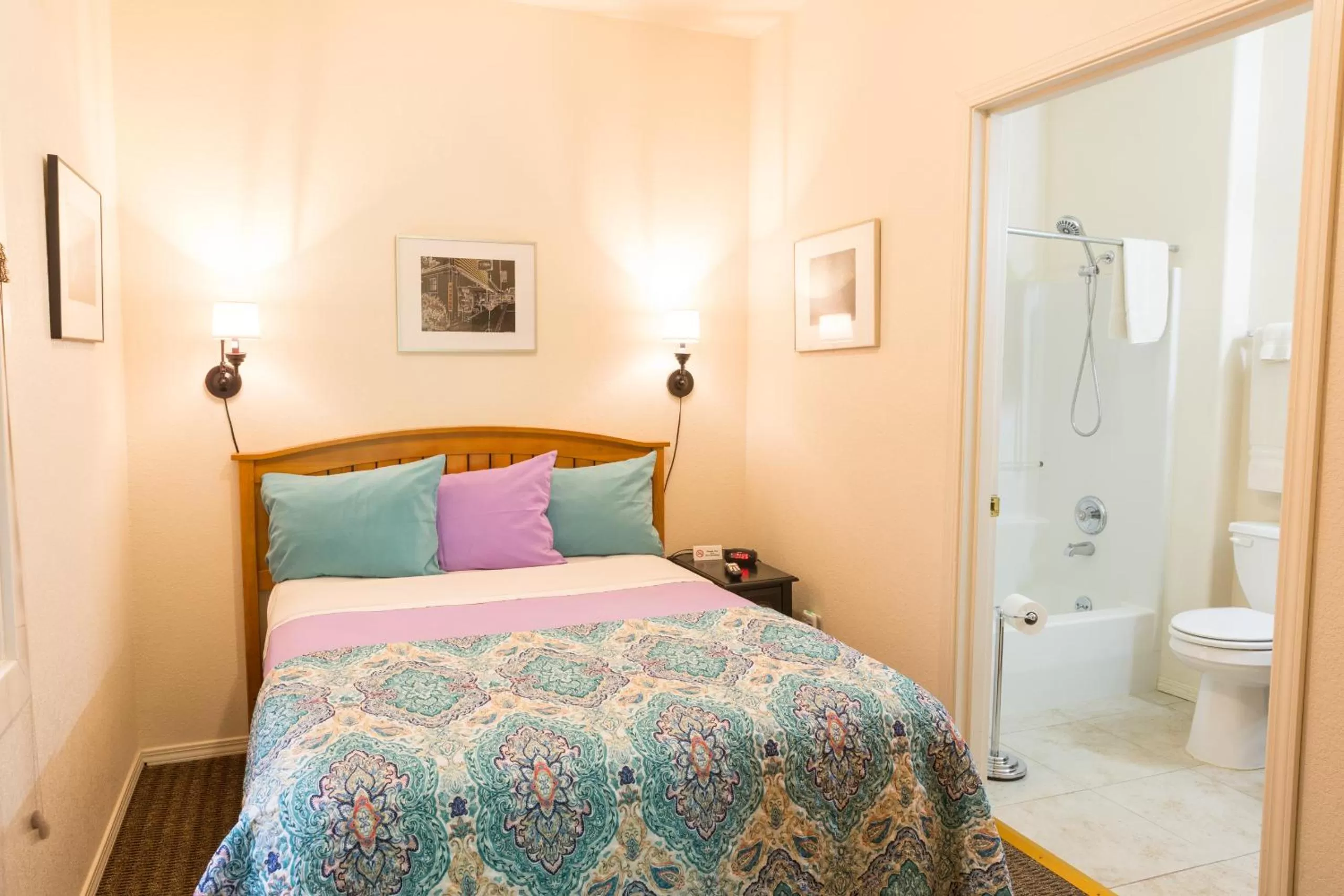 Photo of the whole room in Hotel Cathlamet