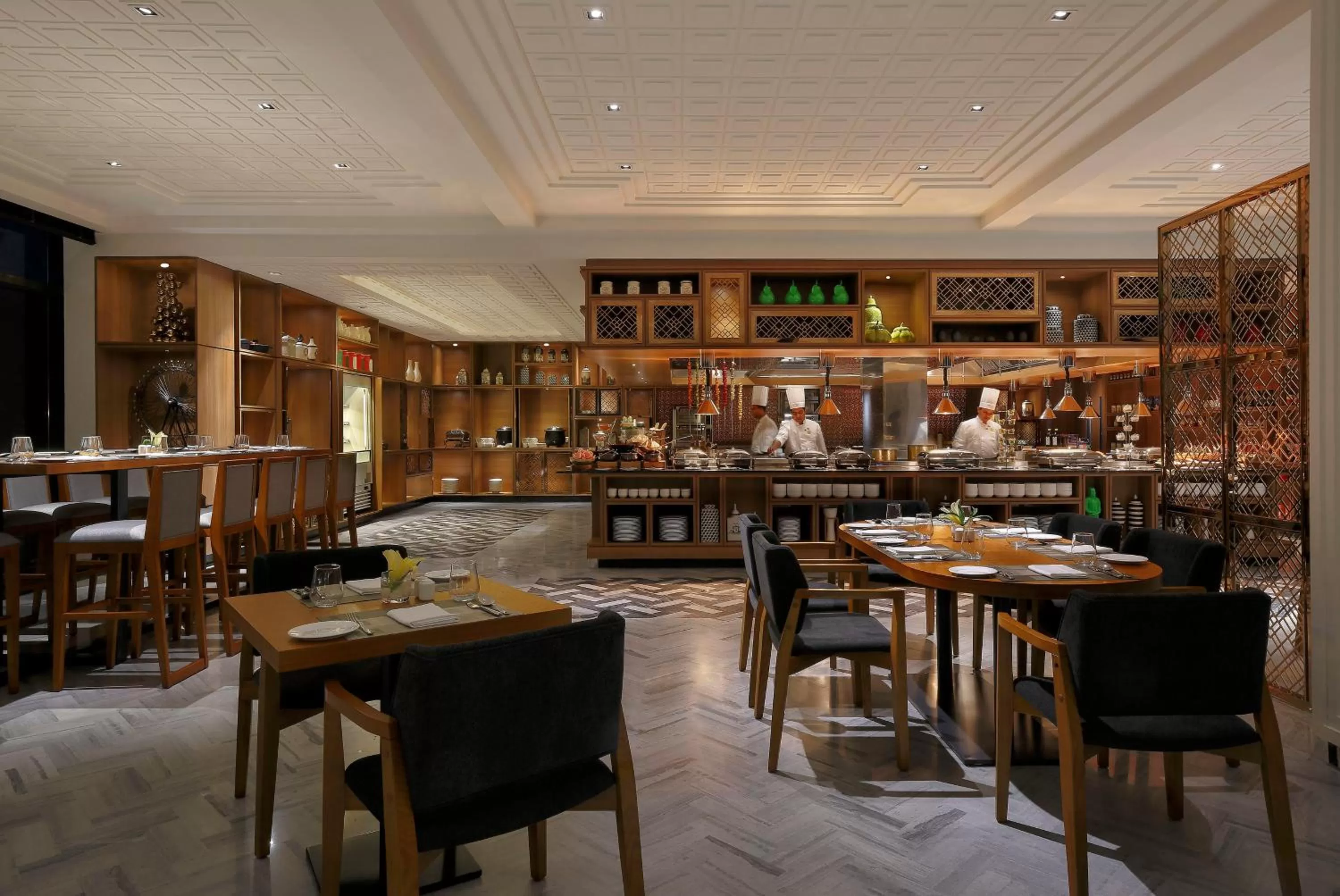 Restaurant/places to eat in Novotel Chennai Chamiers Road