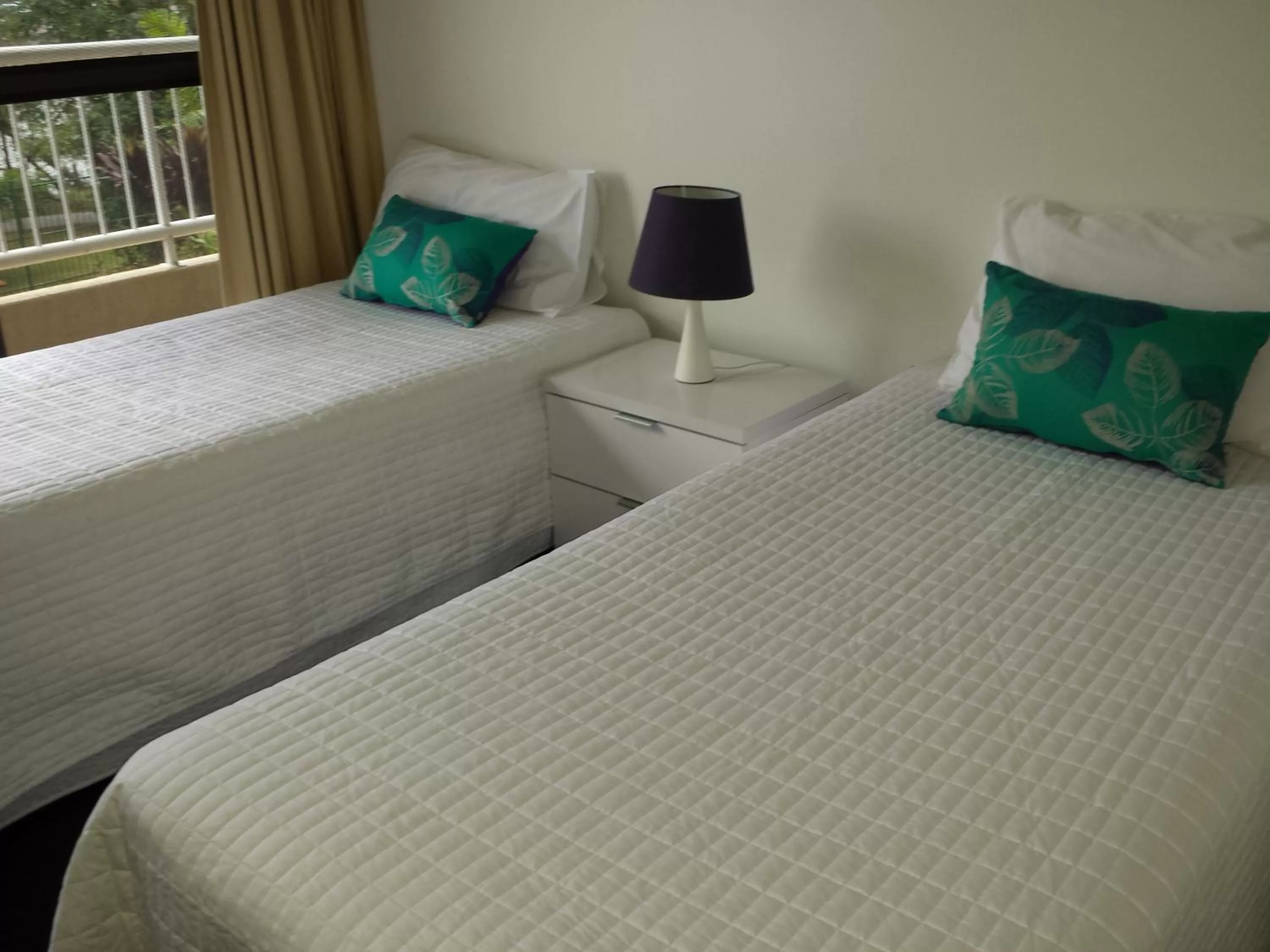 Bedroom, Bed in Kirribilli Apartments