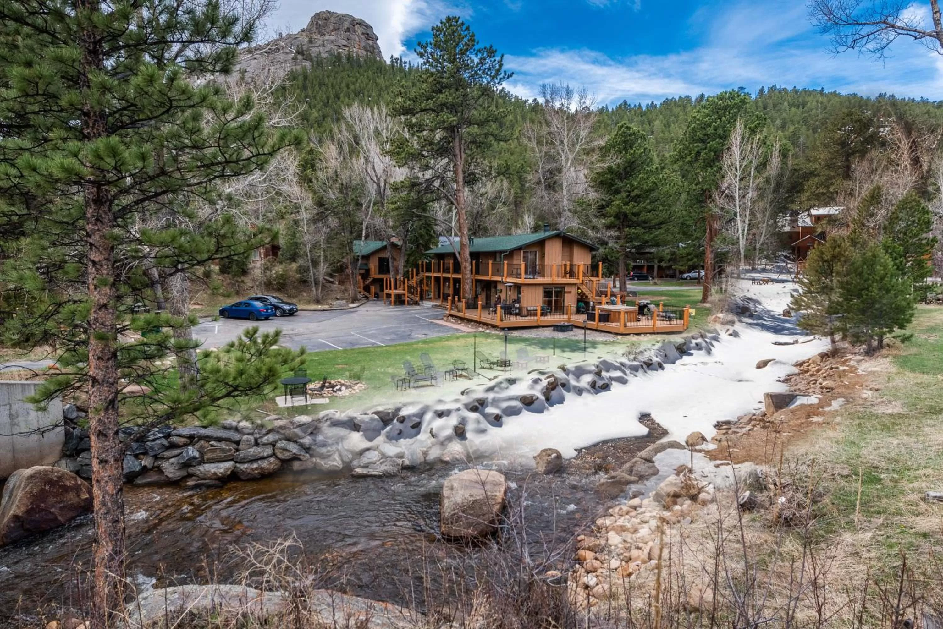 Property building in 4 Seasons Inn on Fall River