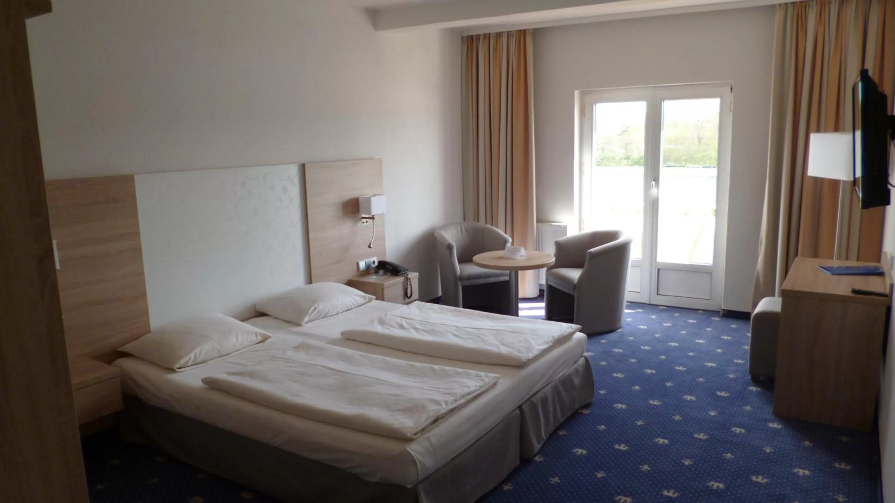 Photo of the whole room, Bed in Hotel Deutscher Kaiser