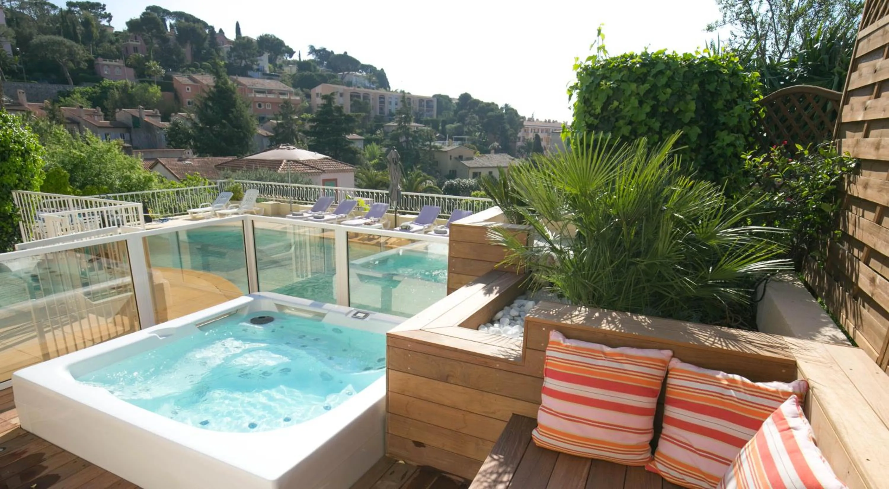 Hot Tub in Hôtel La Fiancée du Pirate