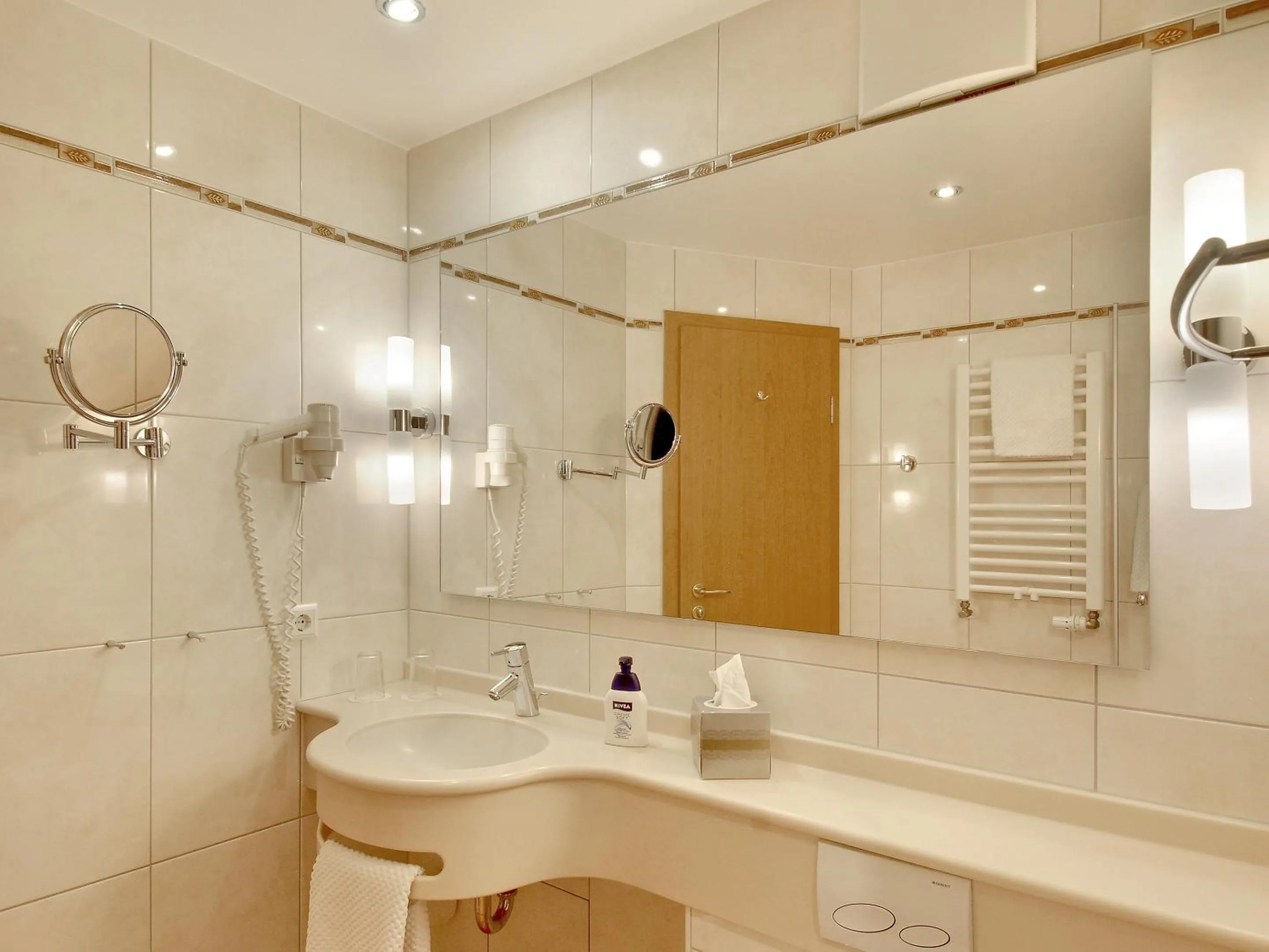 Bathroom in Hotel Kriemhild am Hirschgarten