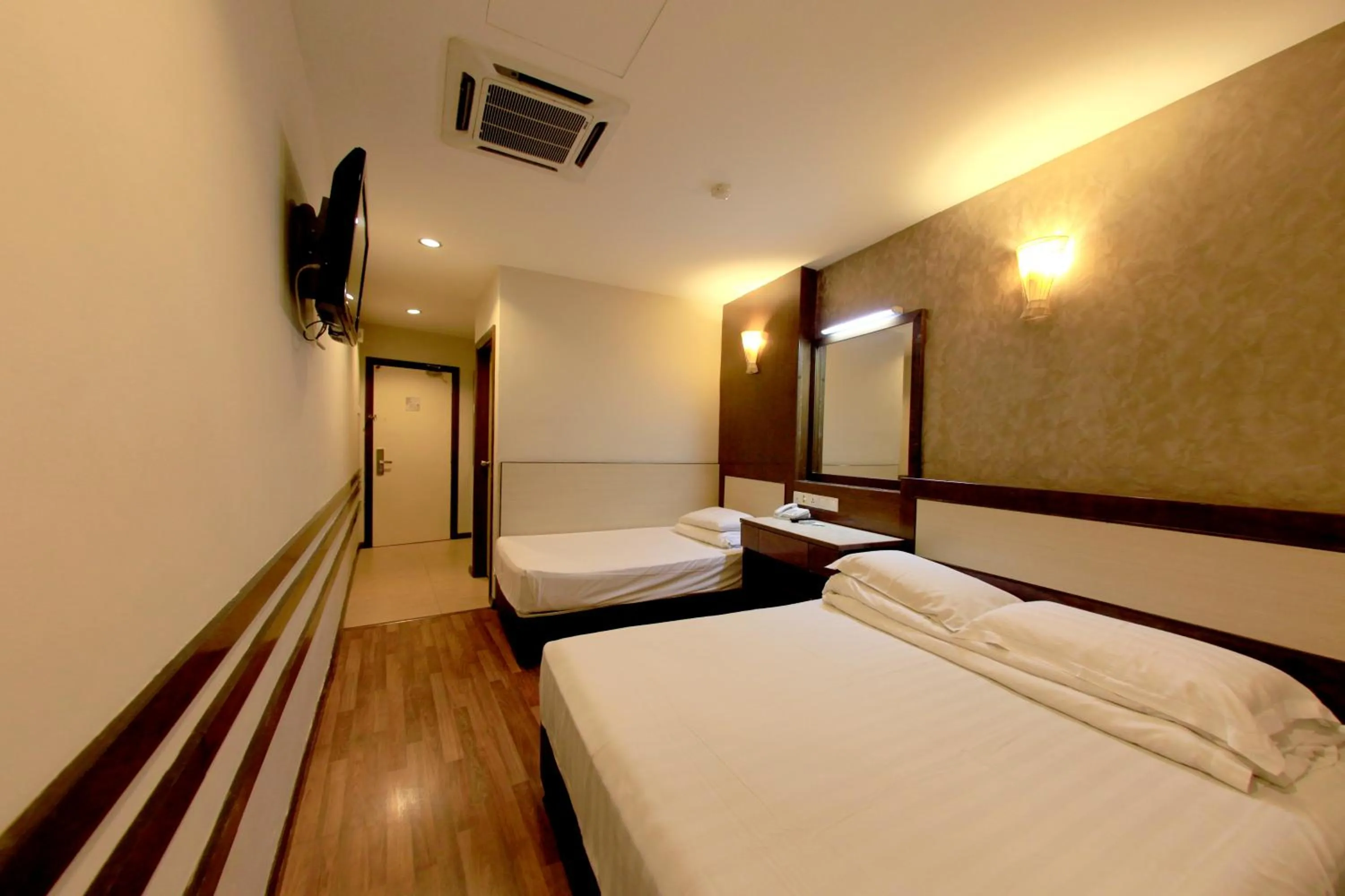 Bedroom, Bed in Ming Paragon Hotel