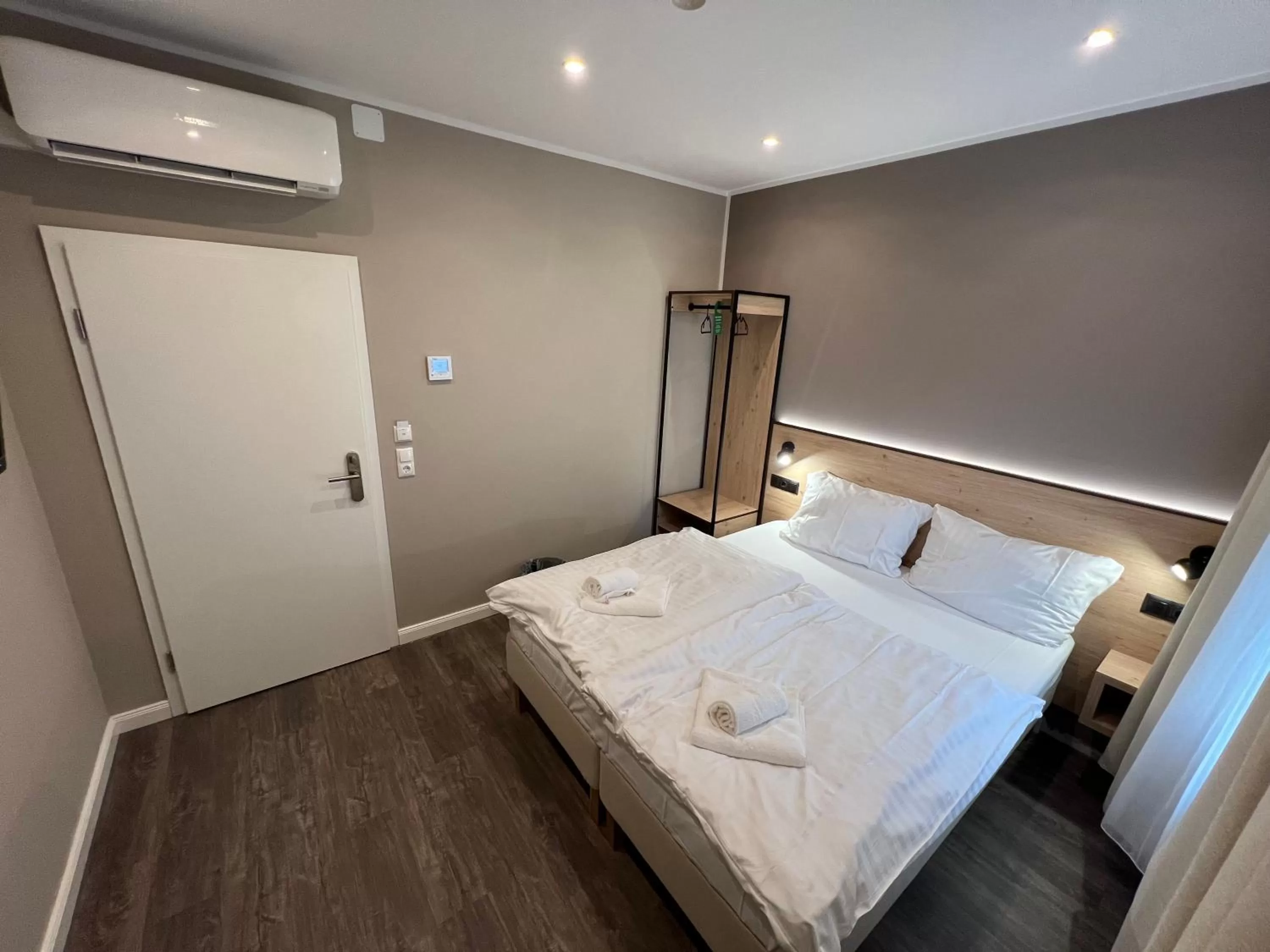 Bed in JJ Hotel Hannover-City-Pension