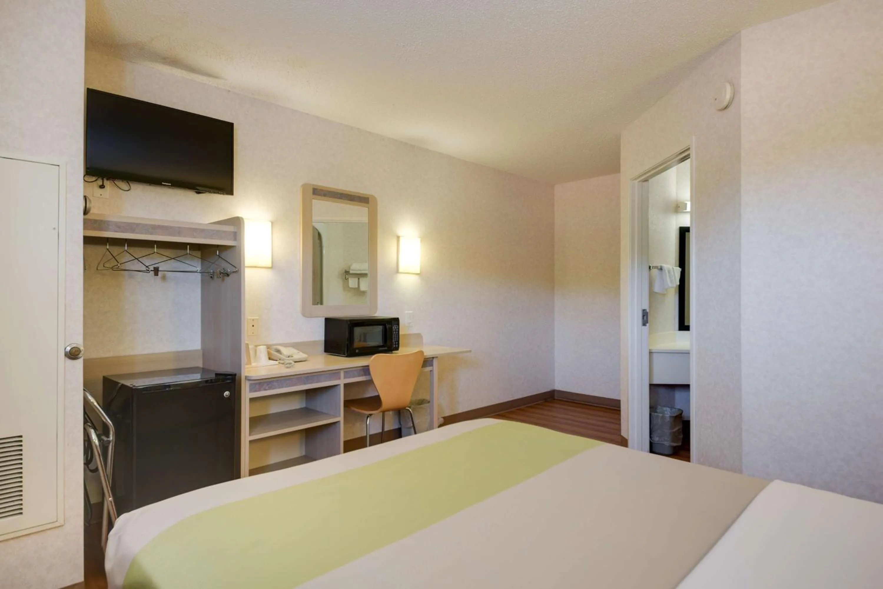 Photo of the whole room, Bed in Motel 6-Statesville, NC