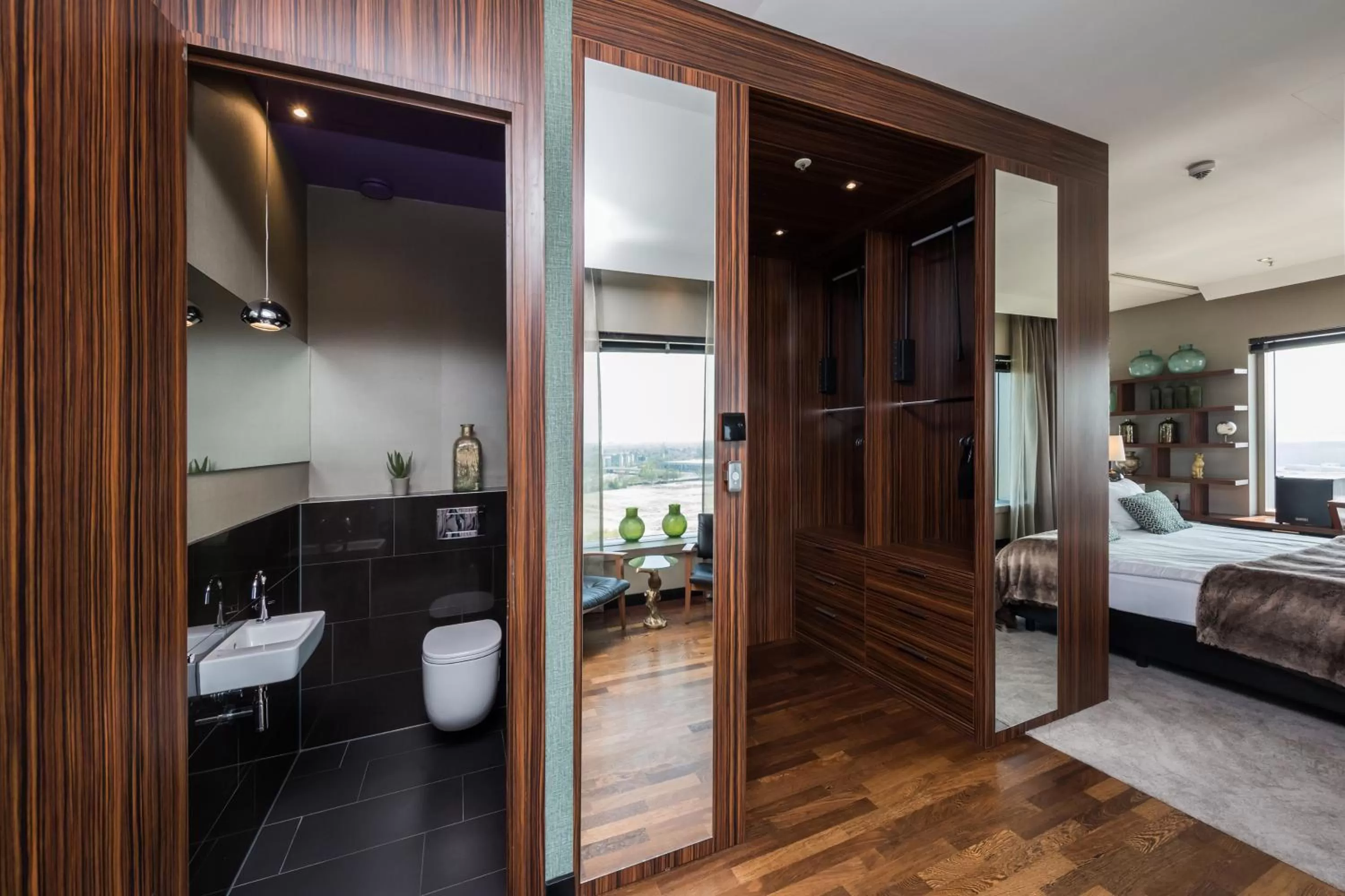 Bathroom, Bed in Van der Valk Hotel Düsseldorf