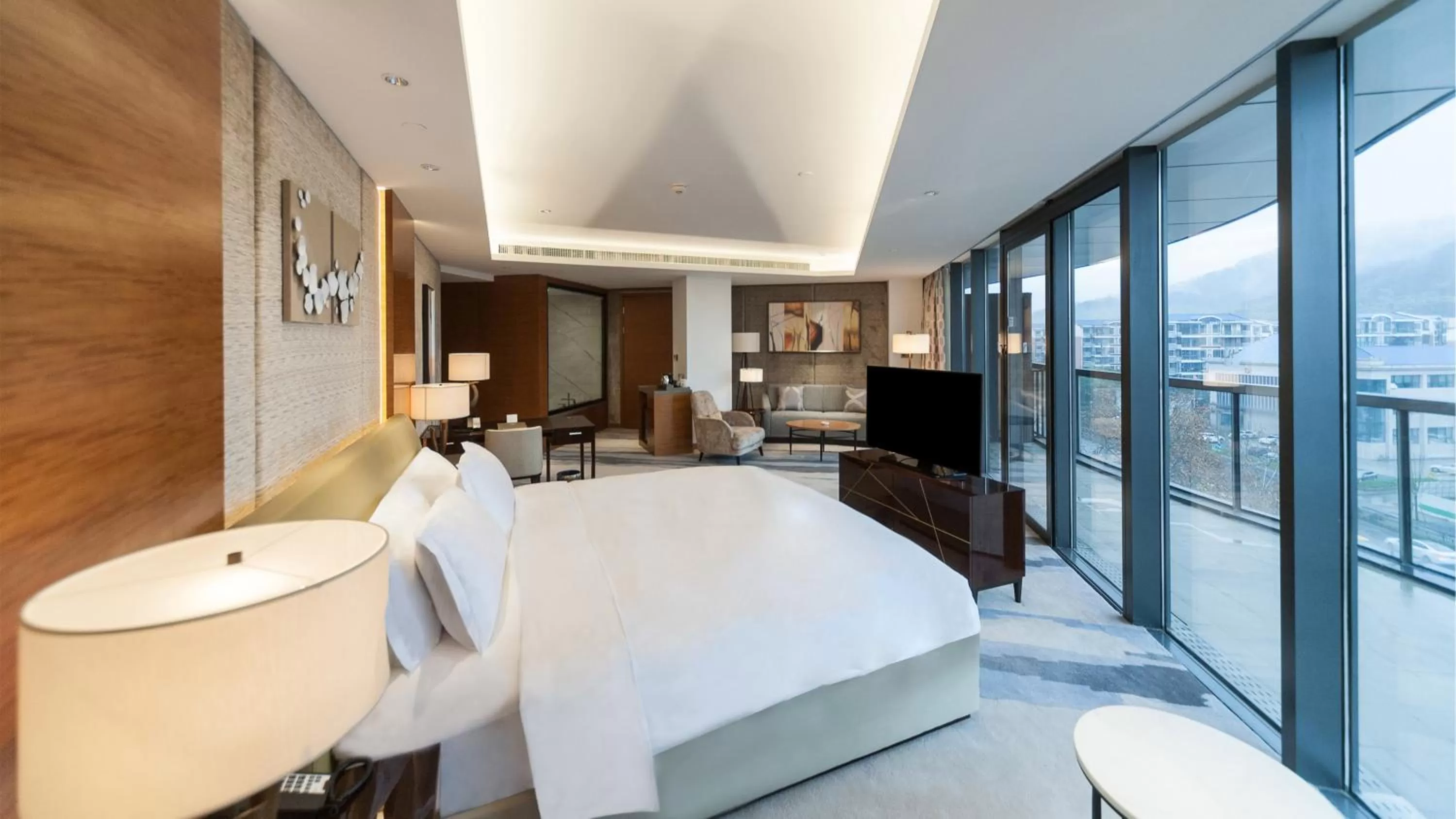 Photo of the whole room, Bed in Holiday Inn Nanjing Xuanwu Lake by IHG