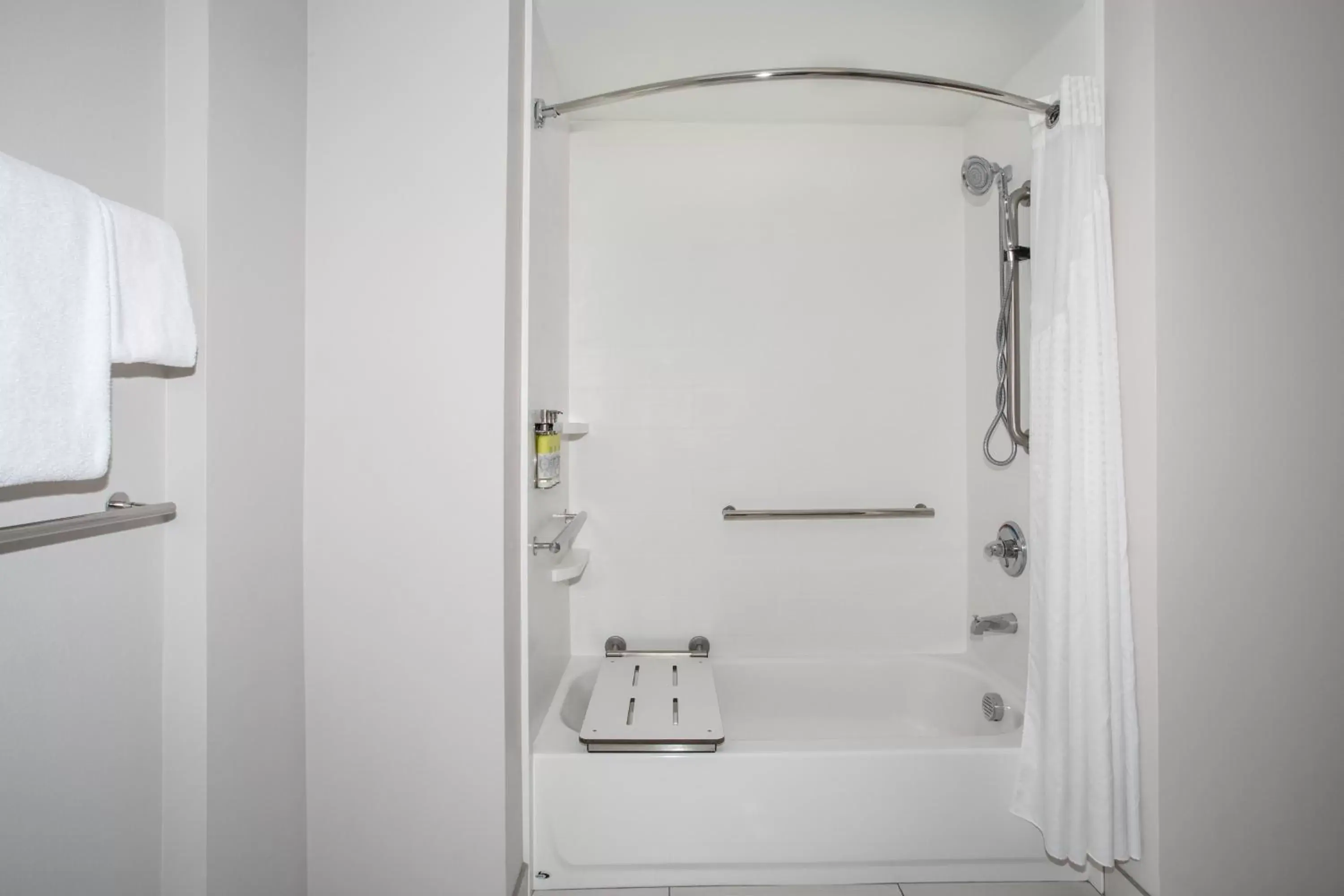 Queen Room with Two Queen Beds - Mobility Access Tub/Non-Smoking in Holiday Inn Express & Suites - Sterling by IHG Queen Room with Two Queen Beds - Mobility Access Tub/Non-Smoking in Holiday Inn Express & Suites - Sterling by IHG