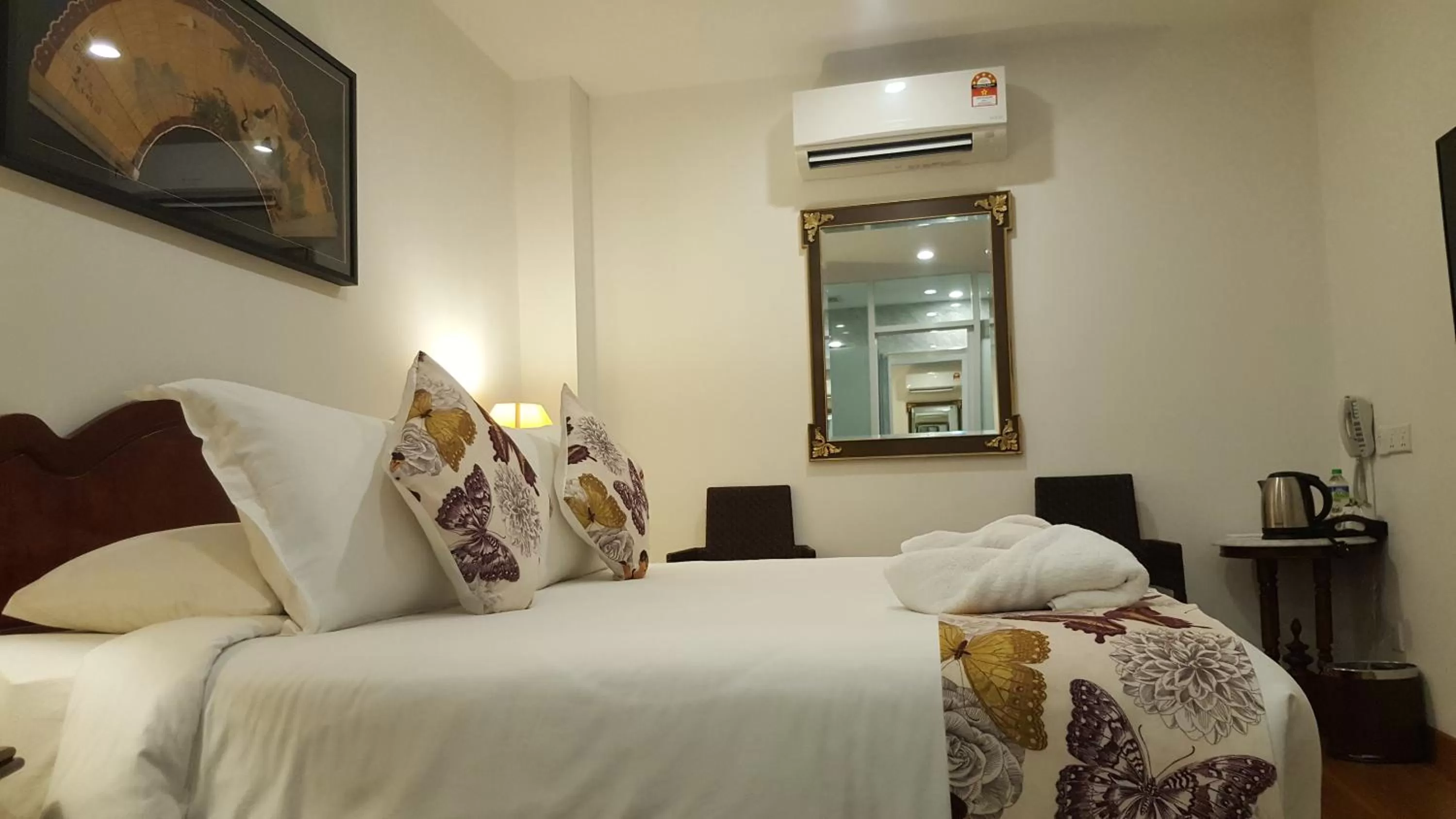 Bed in Heeren Straits Hotel