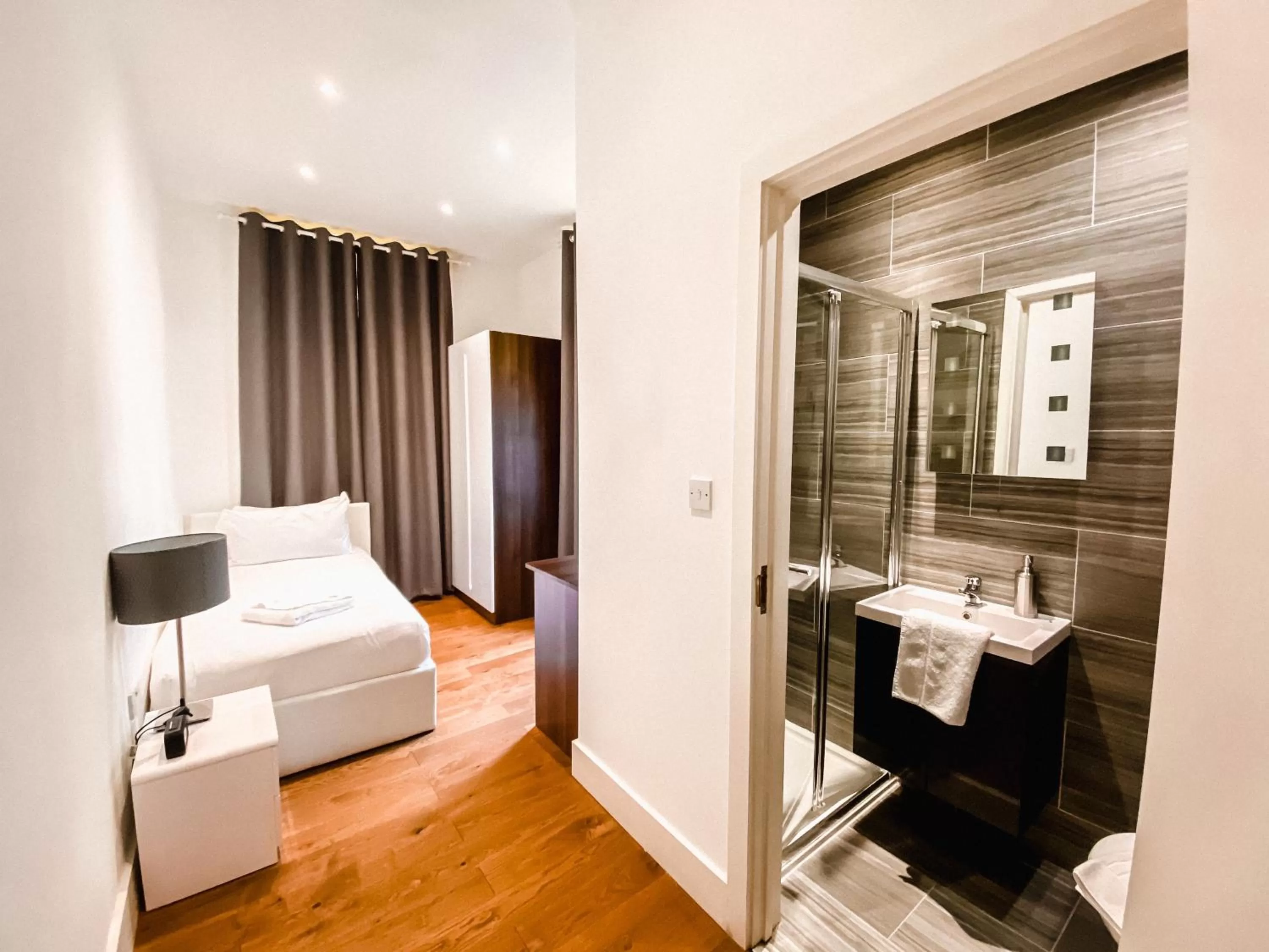 Bed, TV/Entertainment Center in TiTiwangsa One Accomodation at Paddington