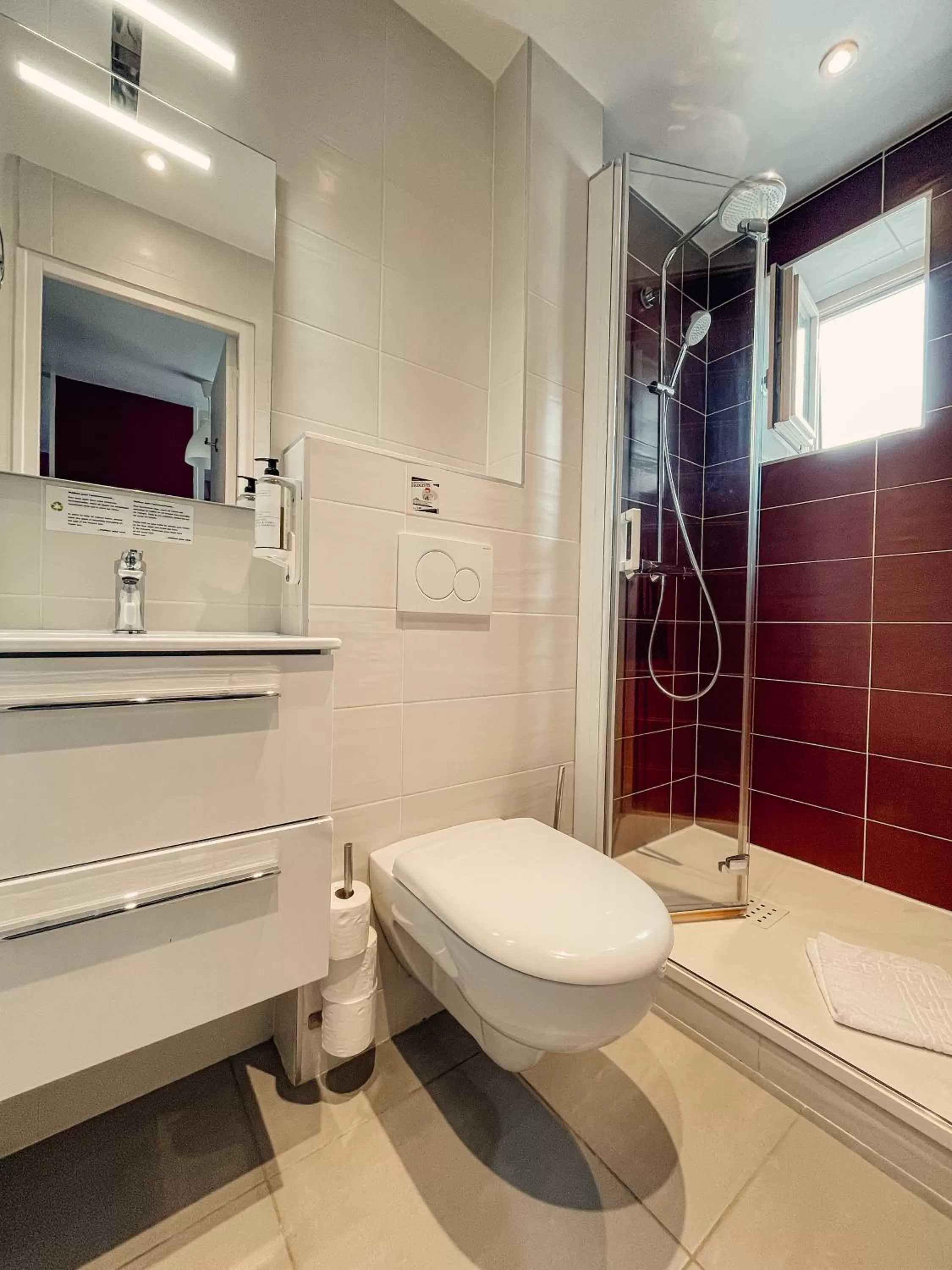 Bathroom in Garden Hotel Rennes Centre Gare