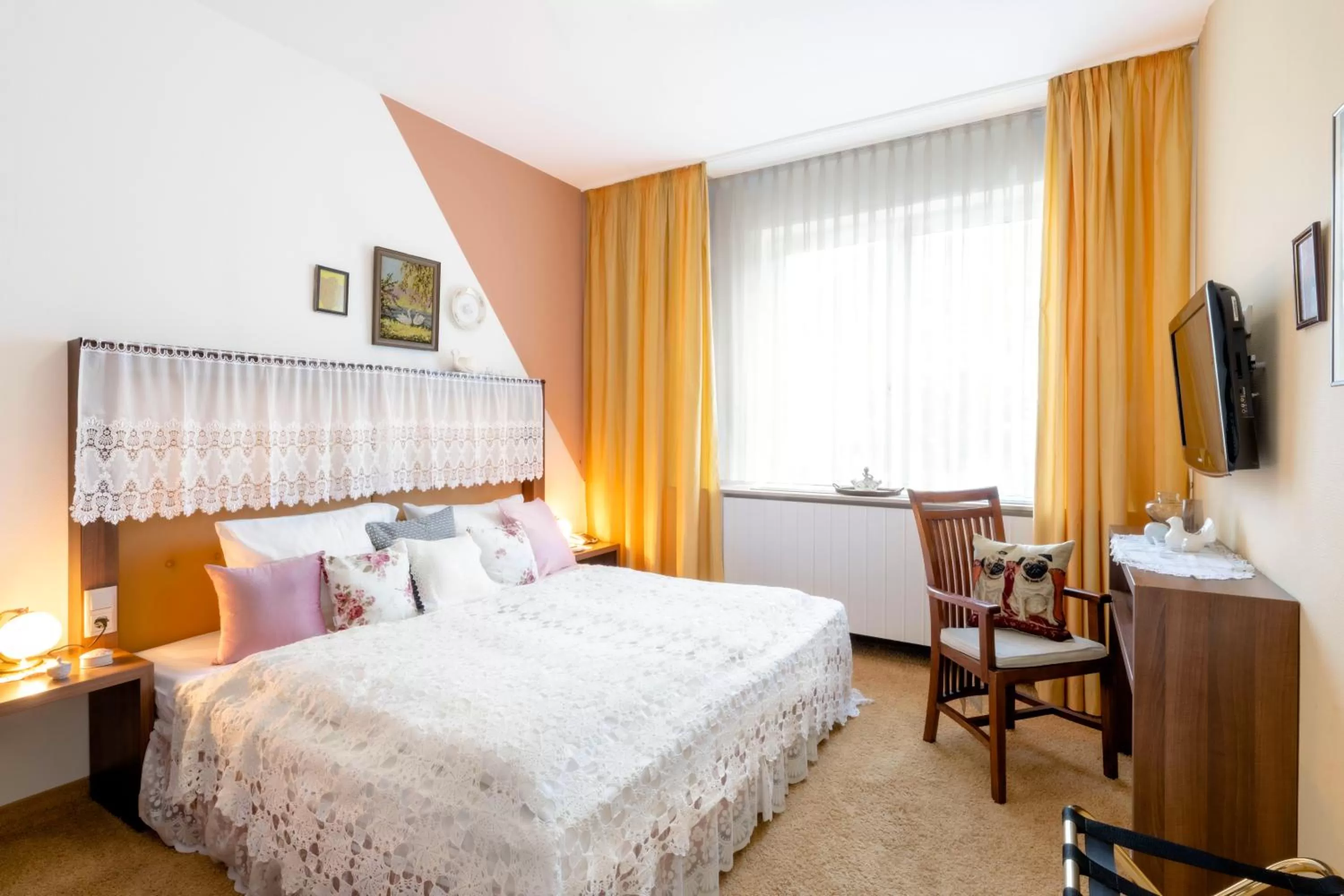 Bed in Tante ALMA's Mannheimer Hotel