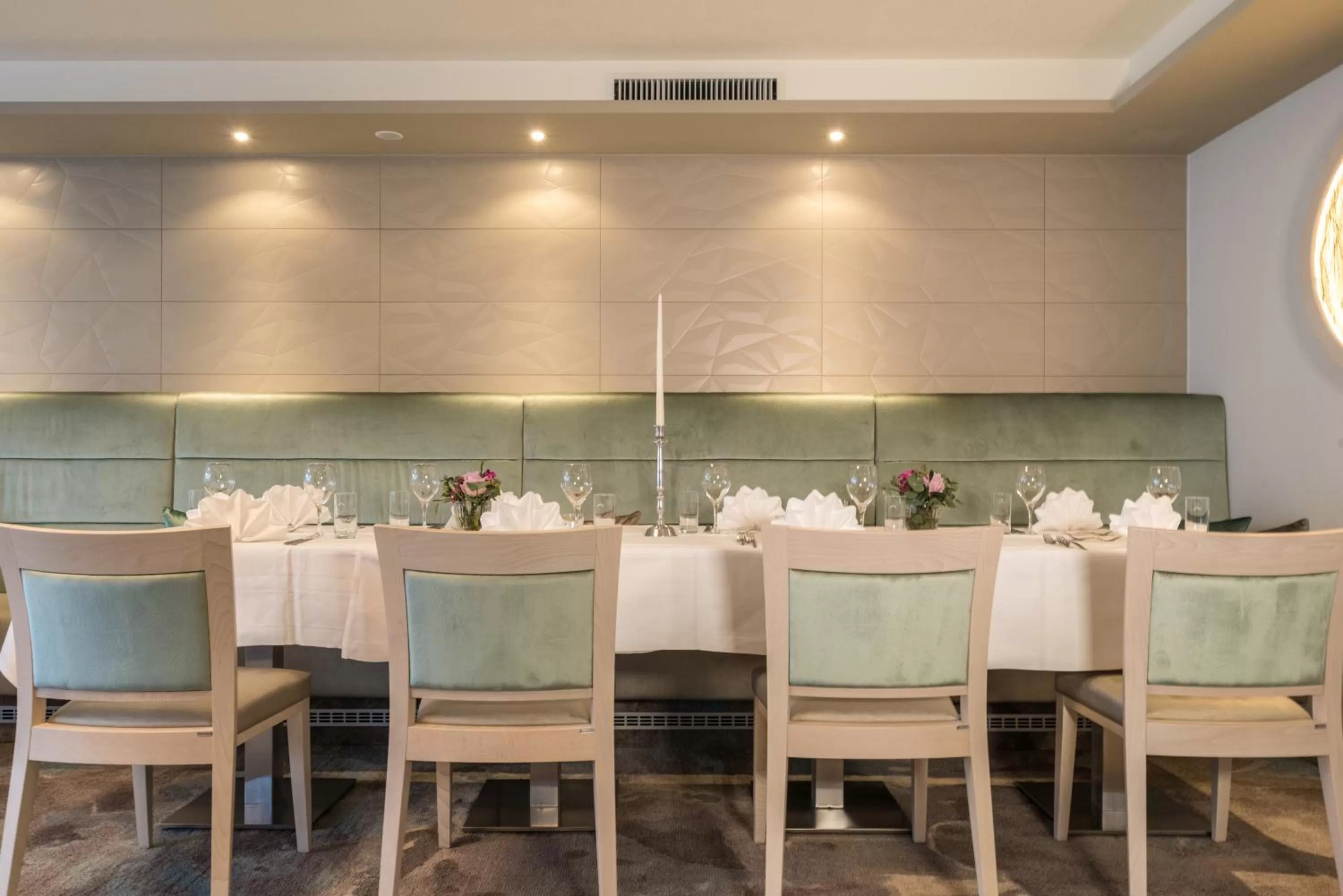 Restaurant/places to eat in Hotel Schiller