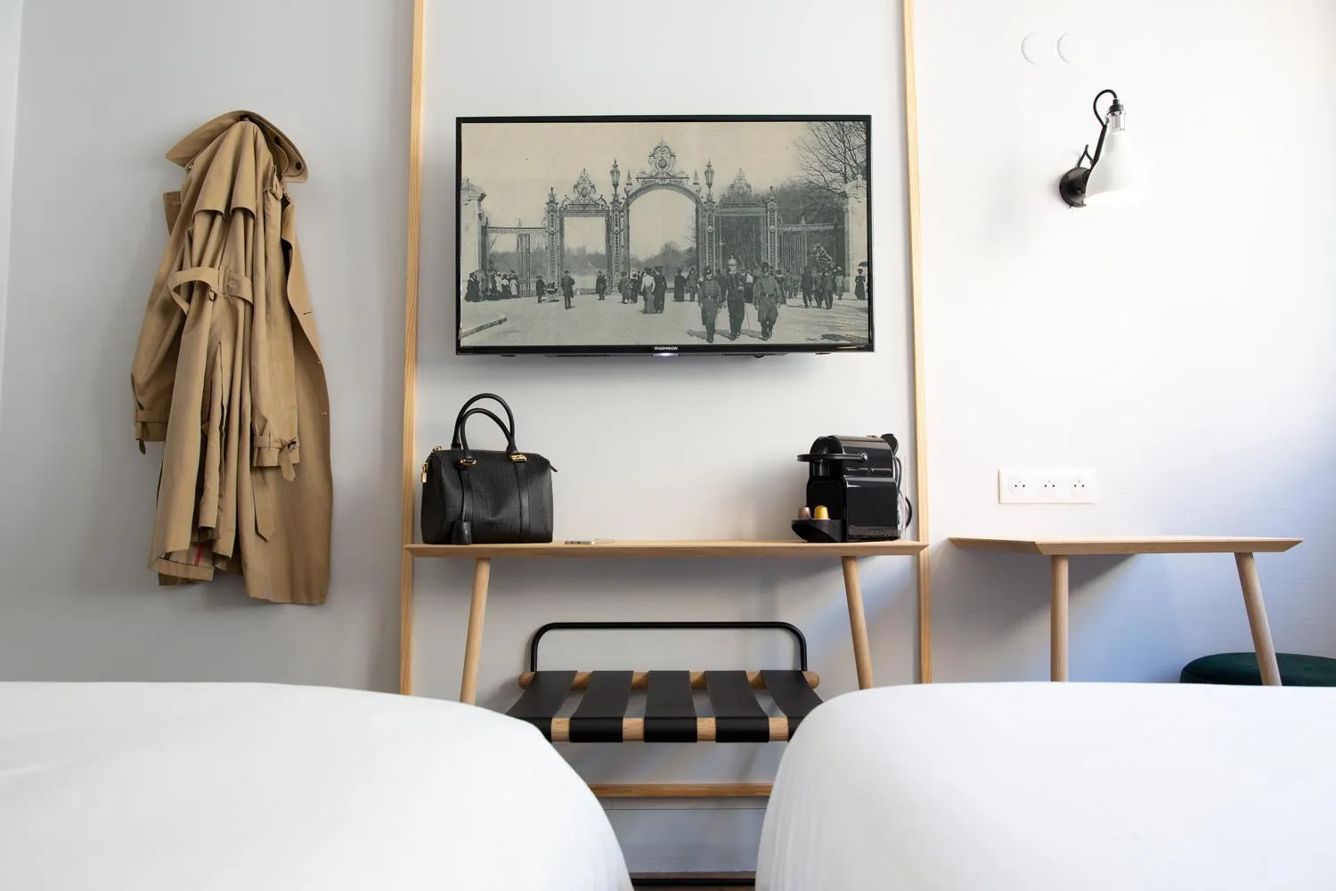 Living room, Bed in Hôtel Edmond W Lyon Part-Dieu