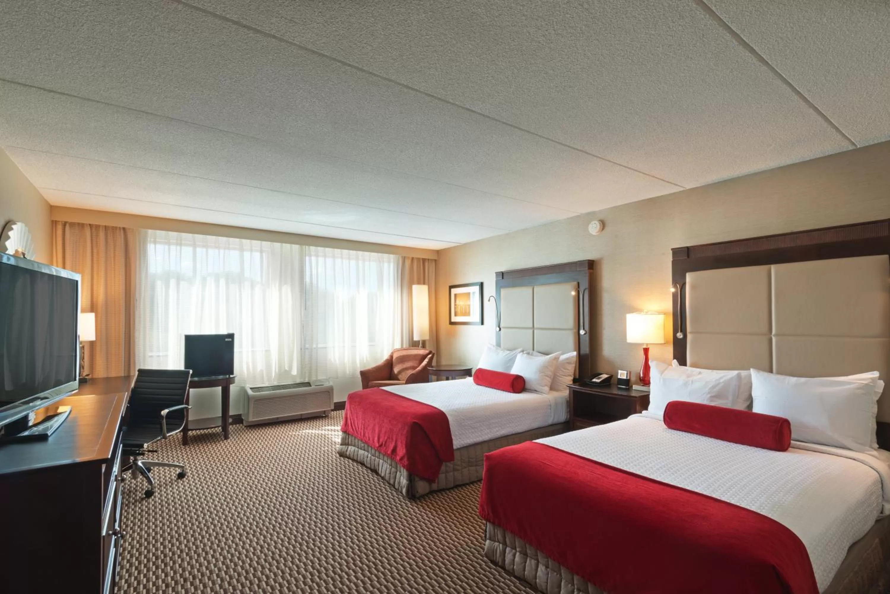 Photo of the whole room, Bed in Crowne Plaza Boston - Woburn by IHG