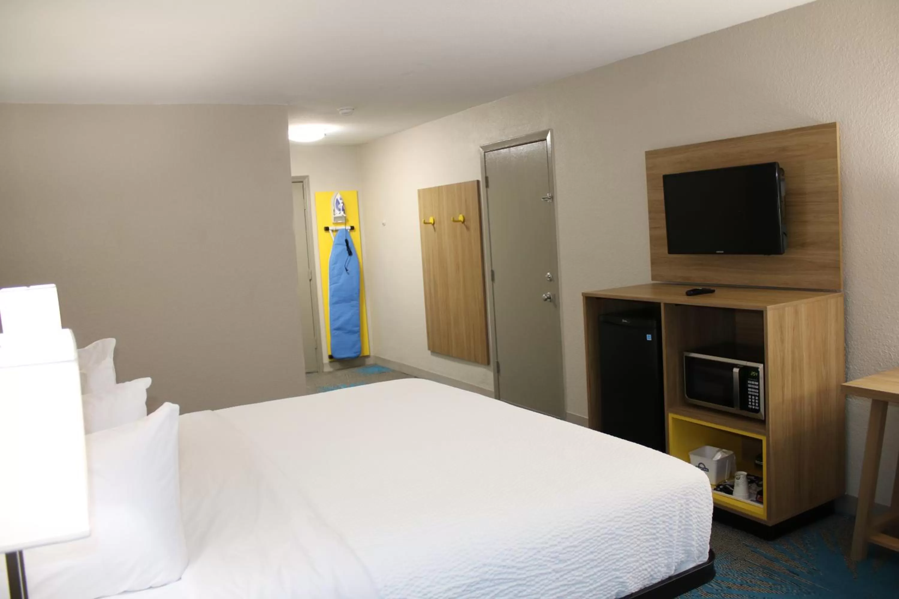 Bedroom, Bed in Days Inn by Wyndham Waco University Area