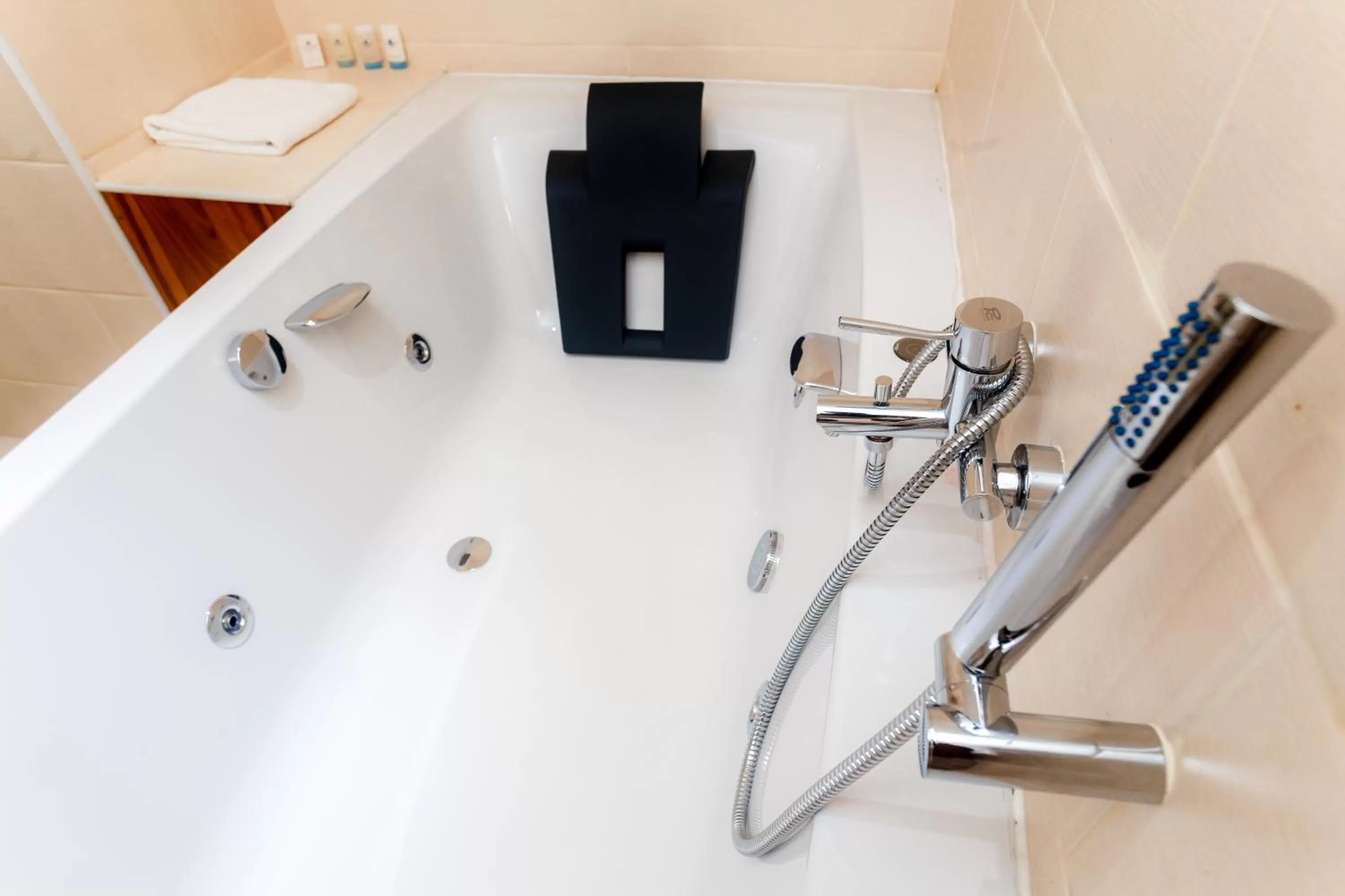 Bathroom in Calypso Hôtel