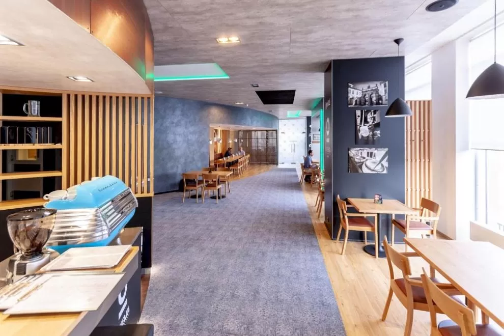 Restaurant/Places to Eat in STEELHOUSE Hotel