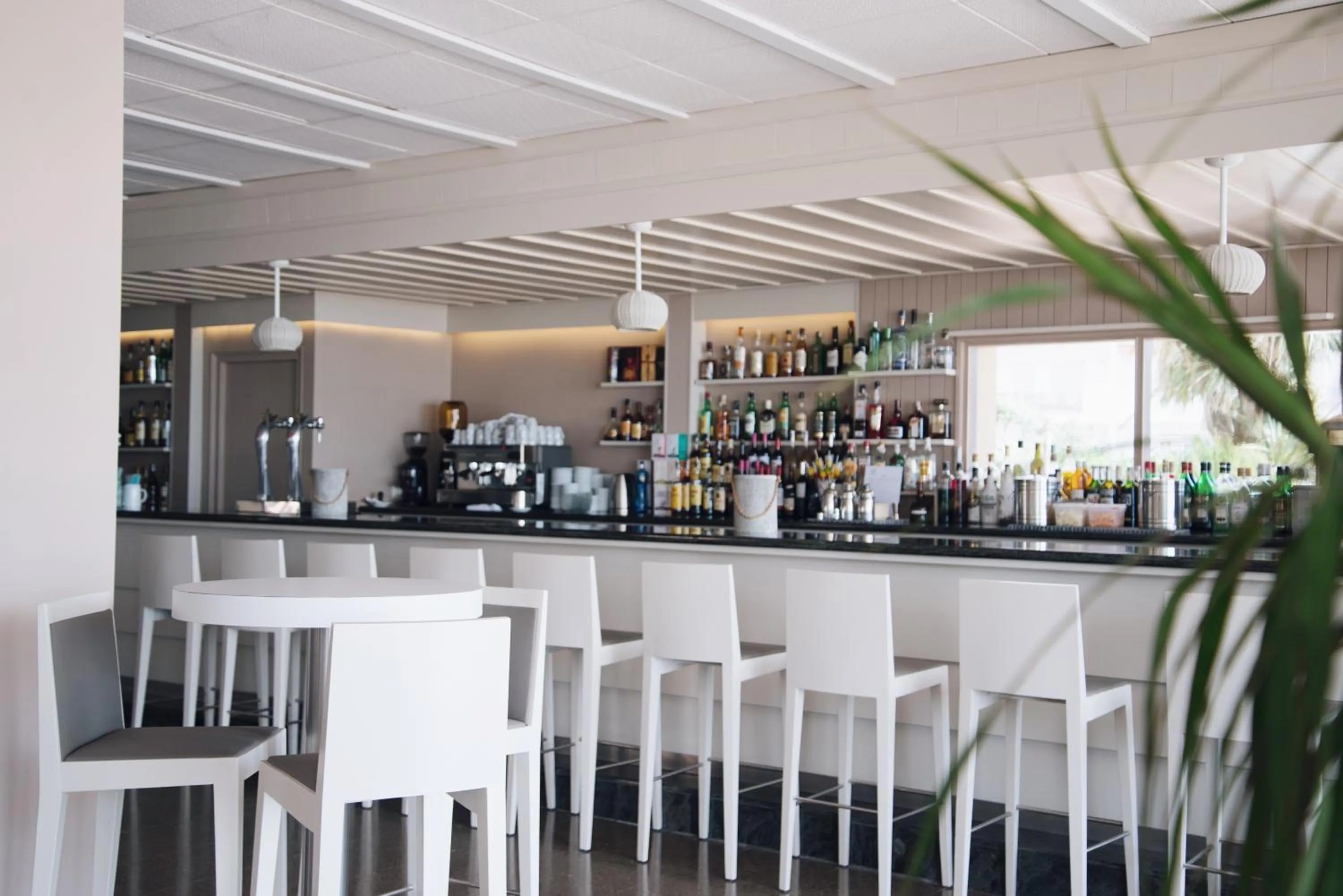 Lounge or bar in Hotel Monterrey Roses by Pierre & Vacances